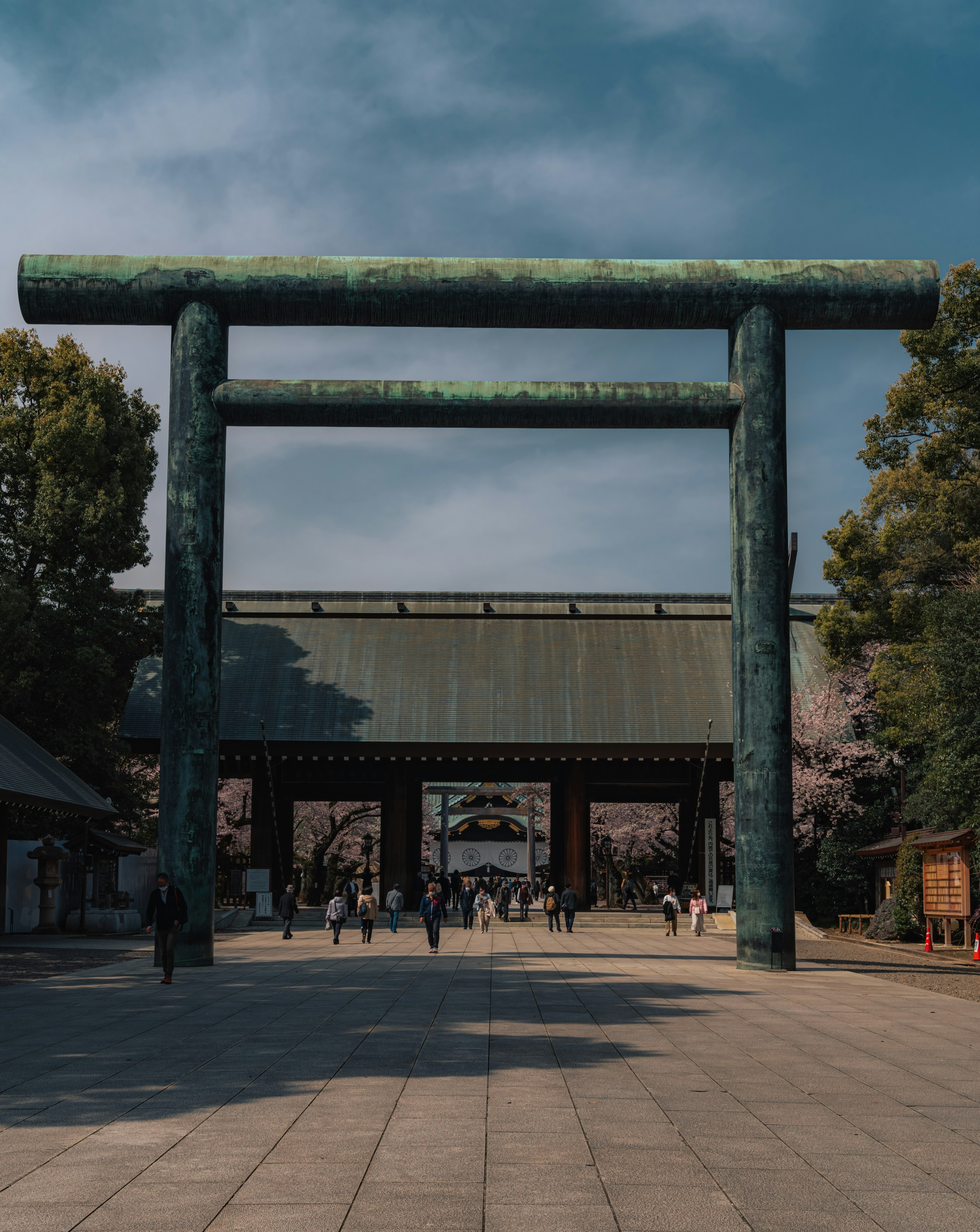 Cổng torii lớn tại lối vào đền dưới bầu trời xanh