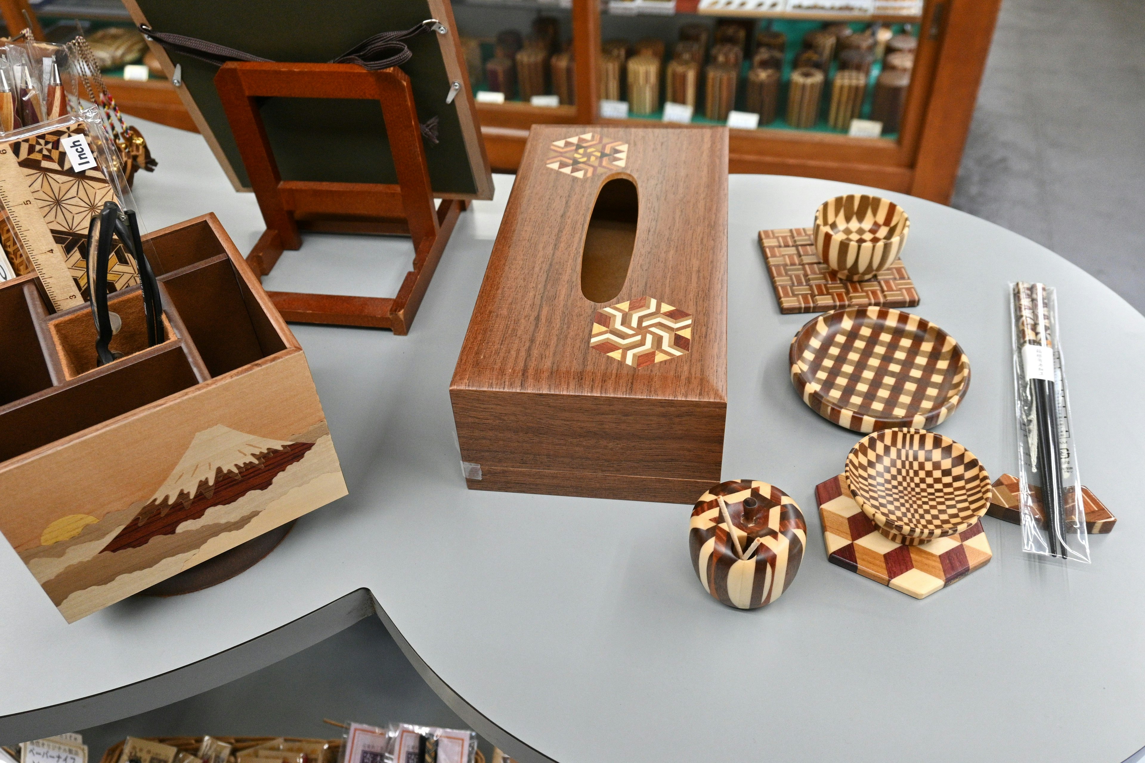 Artículos de oficina y decoraciones de madera con un diseño elegante sobre una mesa