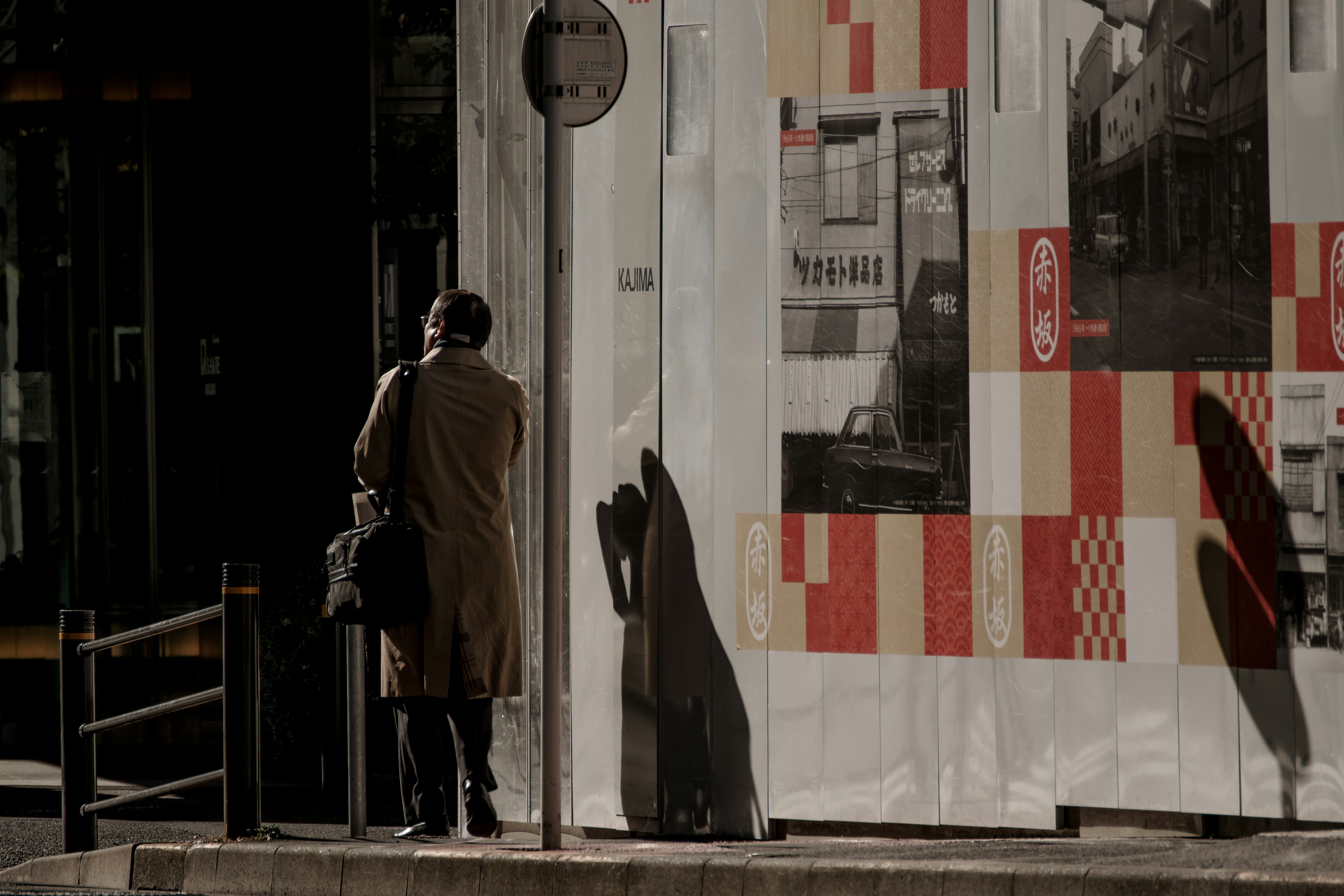 Städtische Szene mit einer Person an einer Straßenecke und markanten Schatten