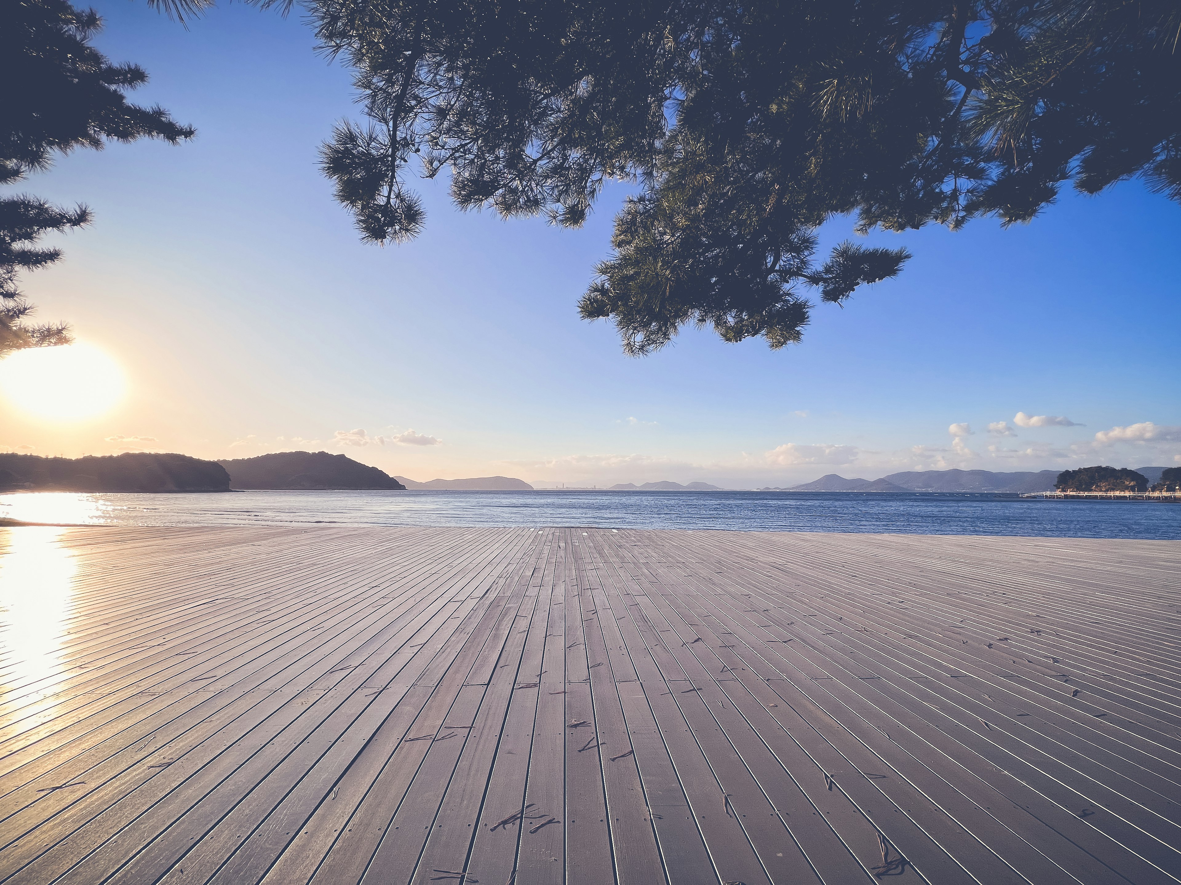 海と空が広がる美しい風景で夕日が沈む様子