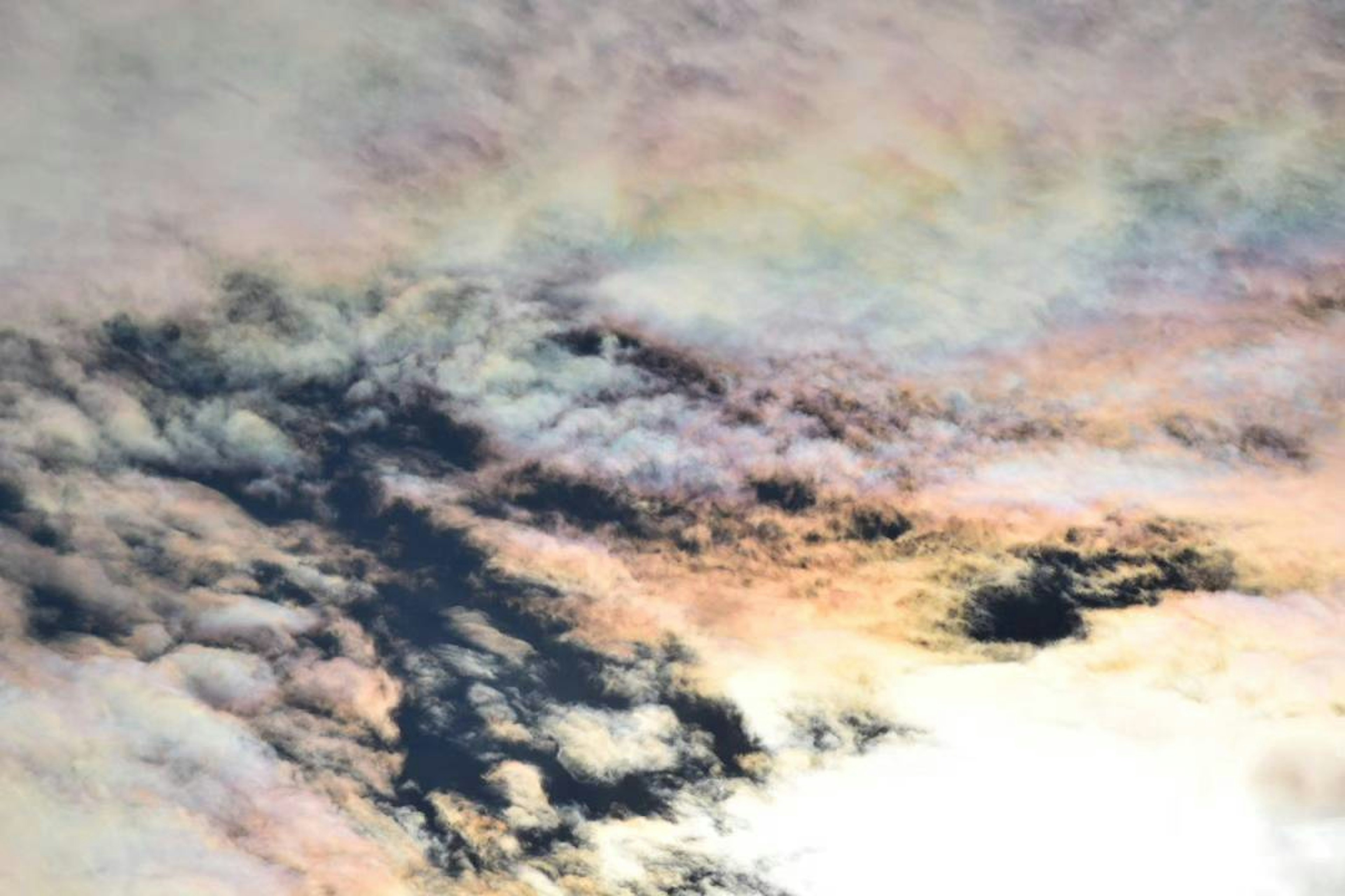 Un ciel rempli de nuages colorés