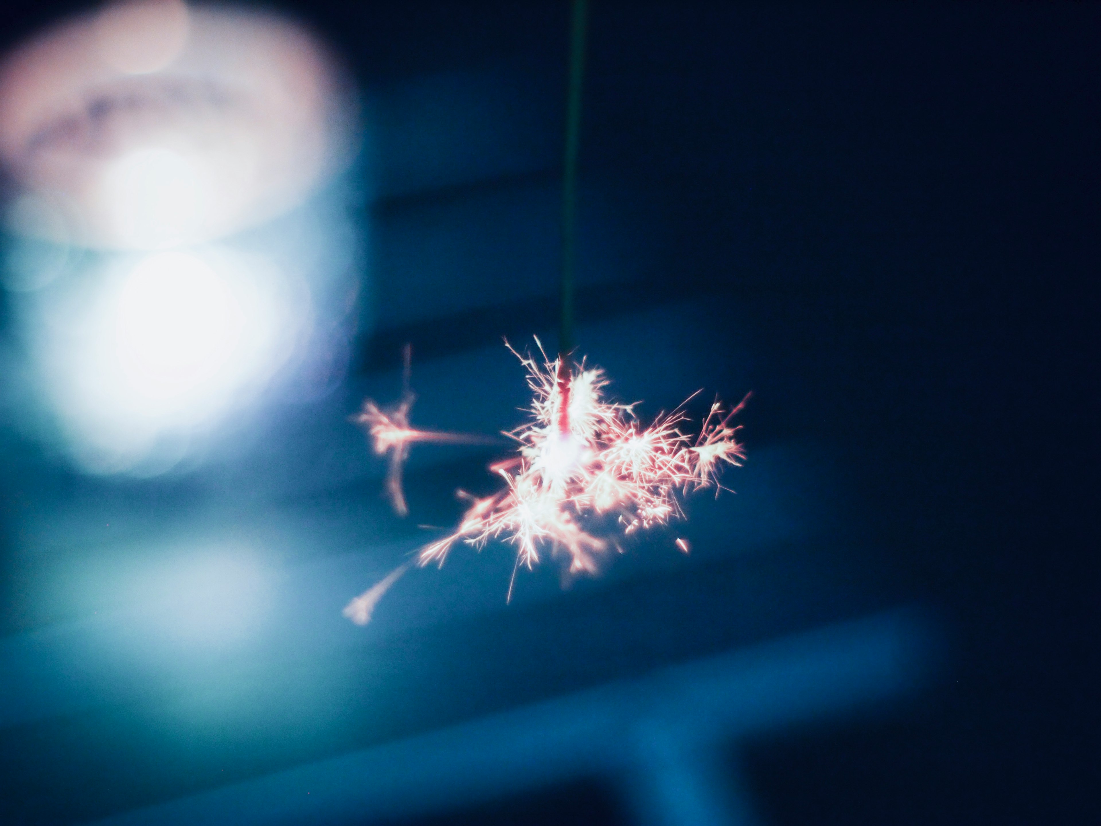 Bâton de feu d'artifice brillant sur fond bleu sombre