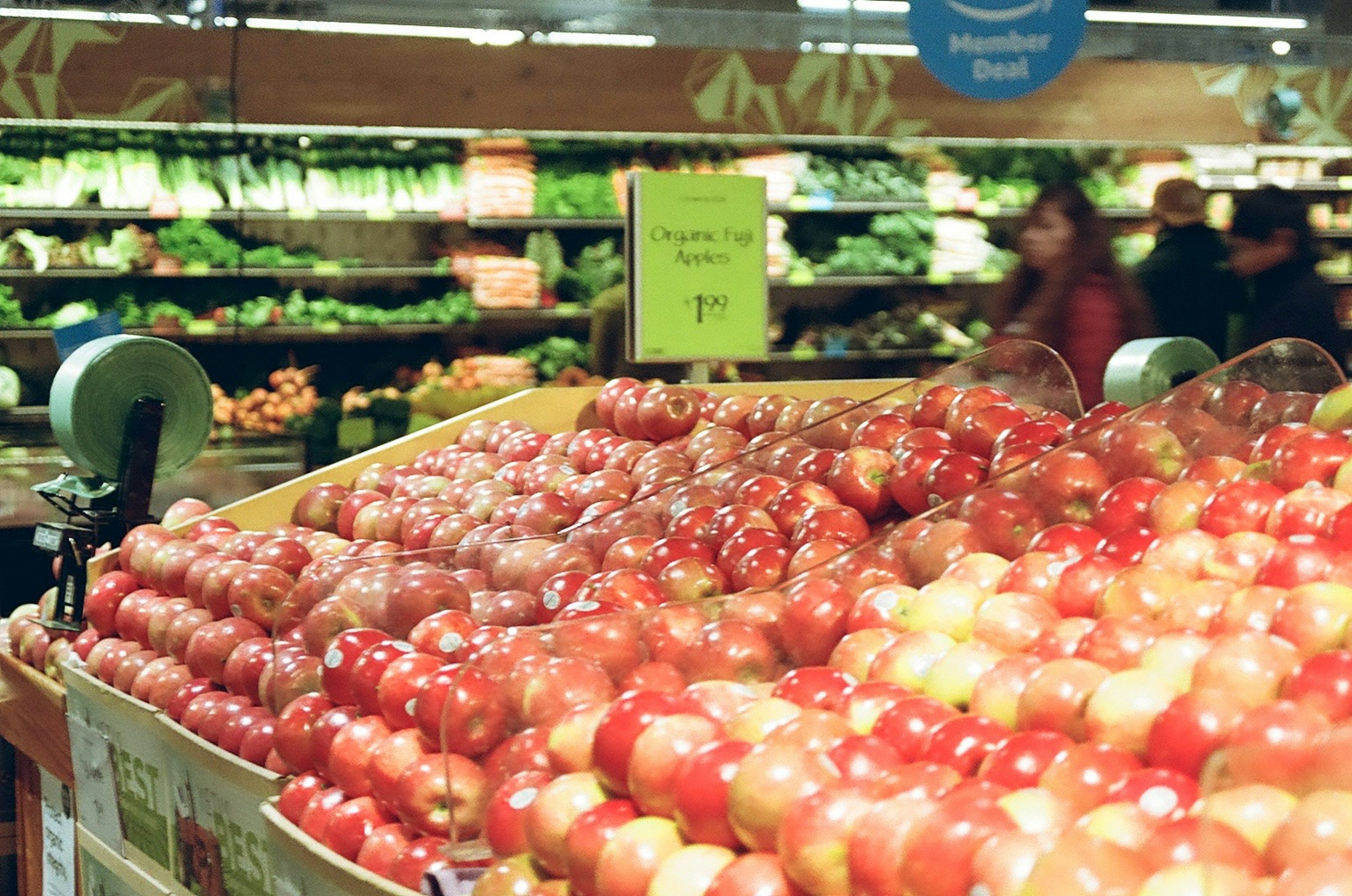 Pommes fraîches exposées dans une section de fruits de supermarché