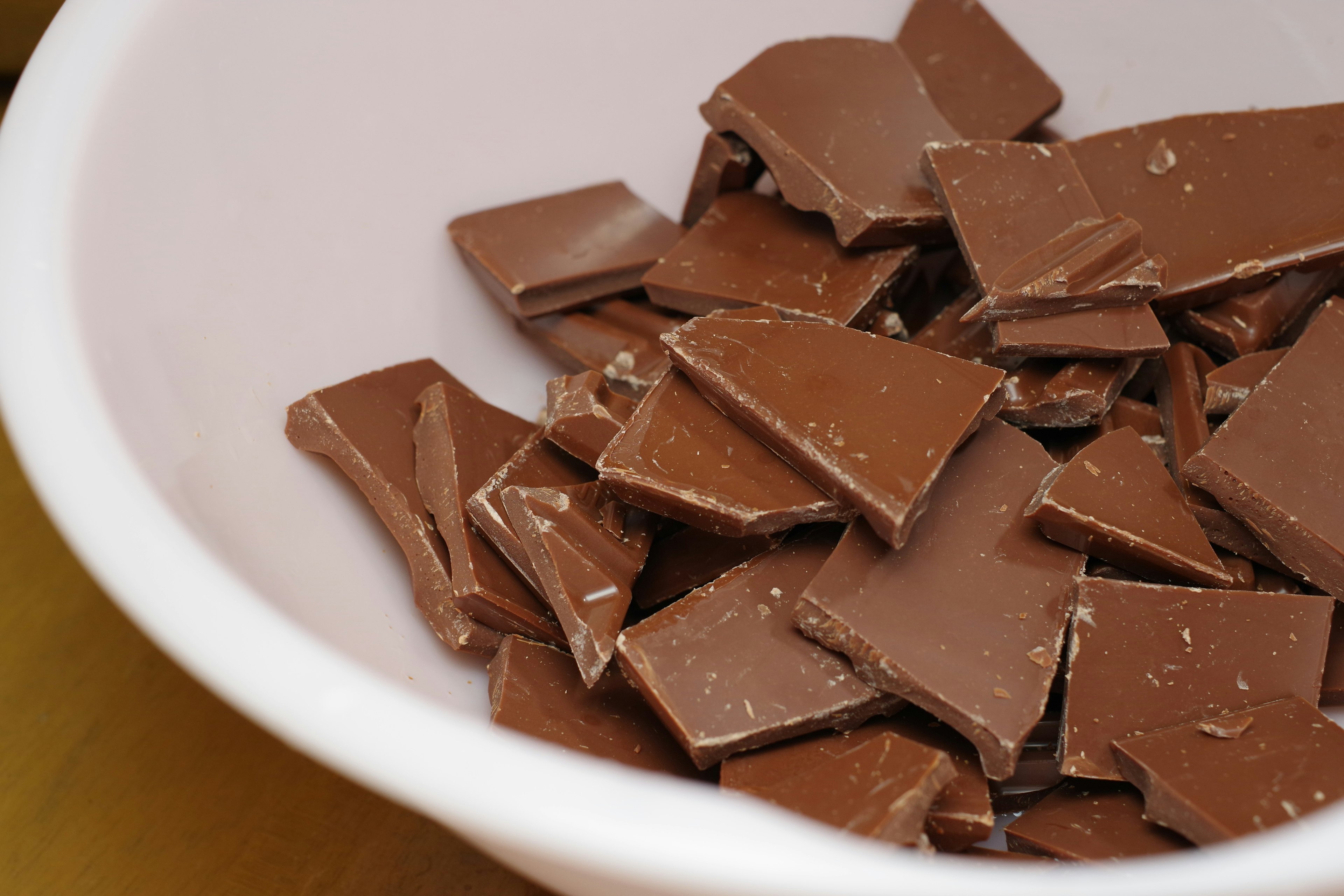 Trozos de chocolate en un tazón blanco