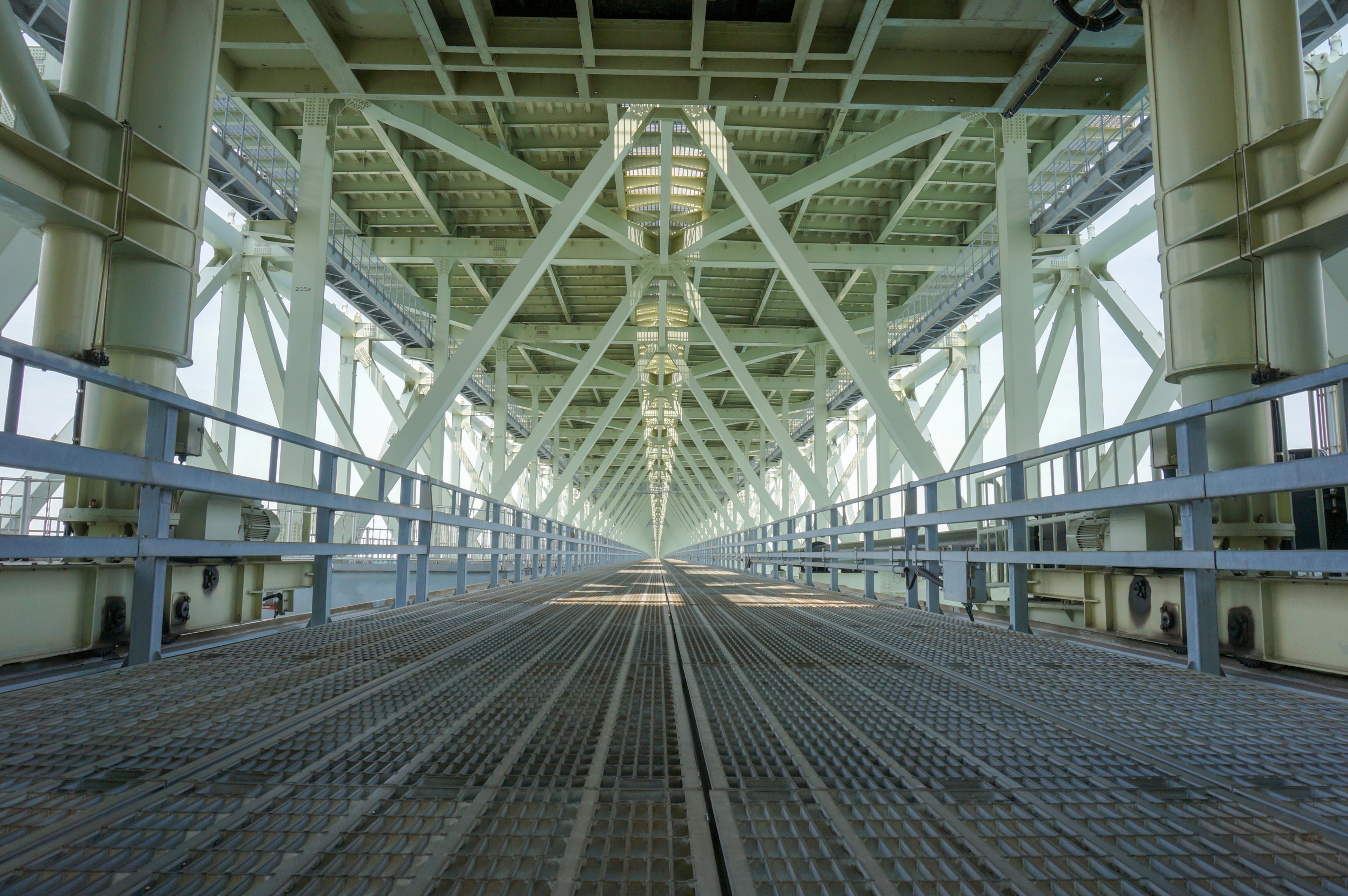 Vista de la parte inferior de un puente mostrando elementos estructurales y perspectiva