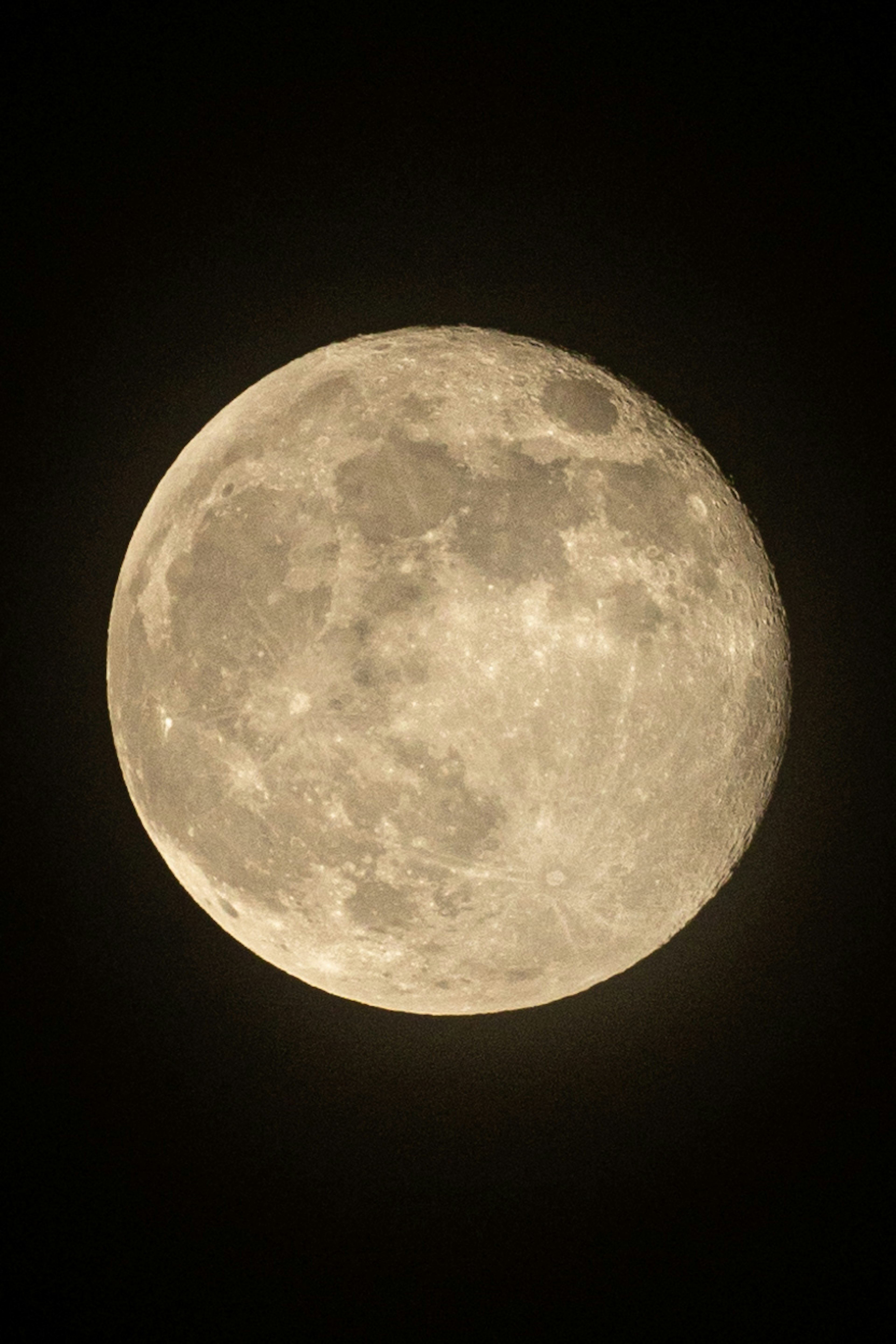 Acercamiento de una luna llena brillante