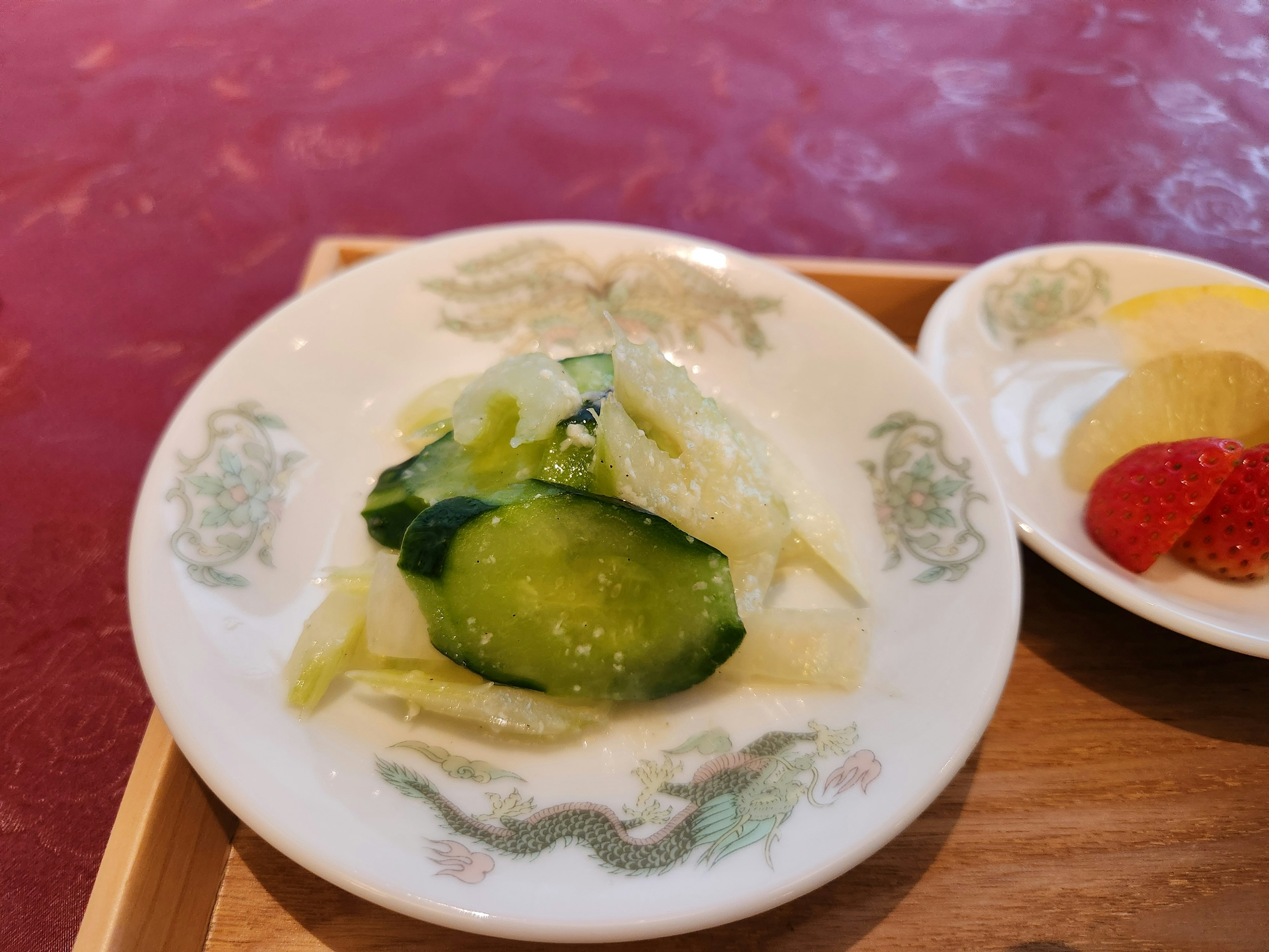 Salade de concombre fraîche servie sur une assiette décorative