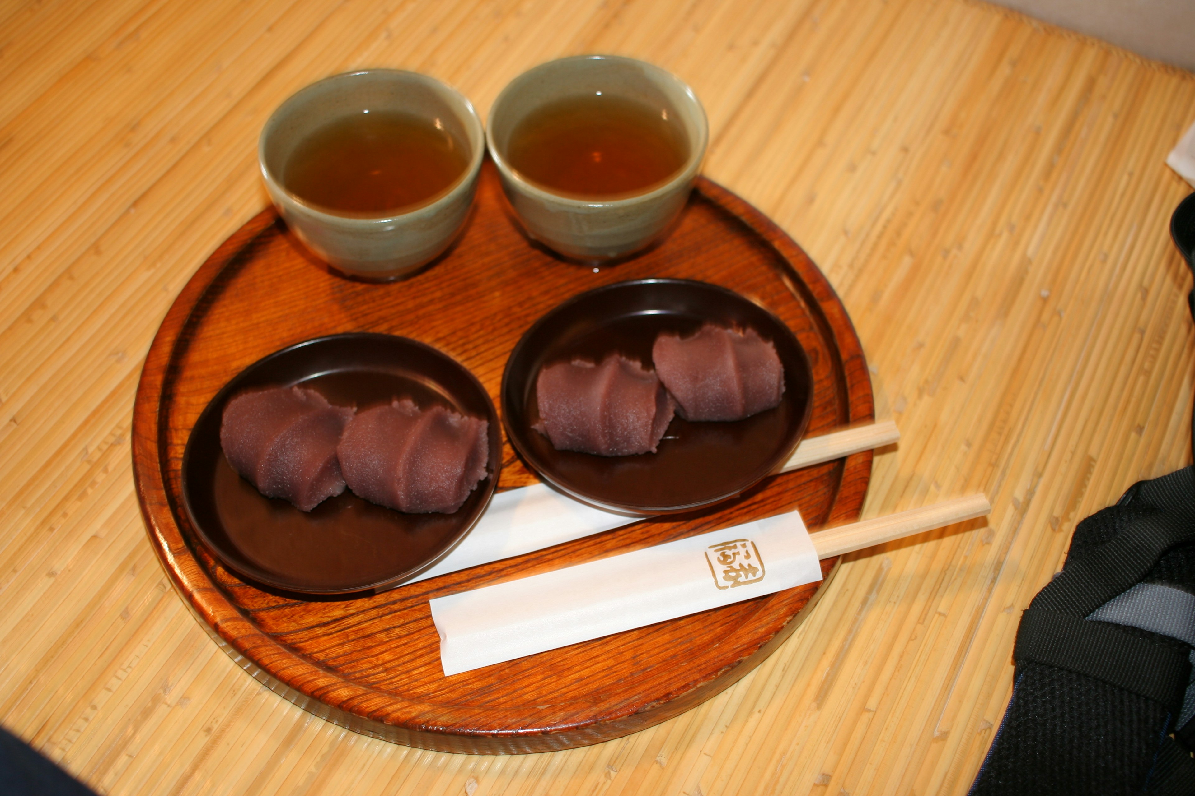 Tablett mit zwei Tassen Tee und japanischen Süßigkeiten