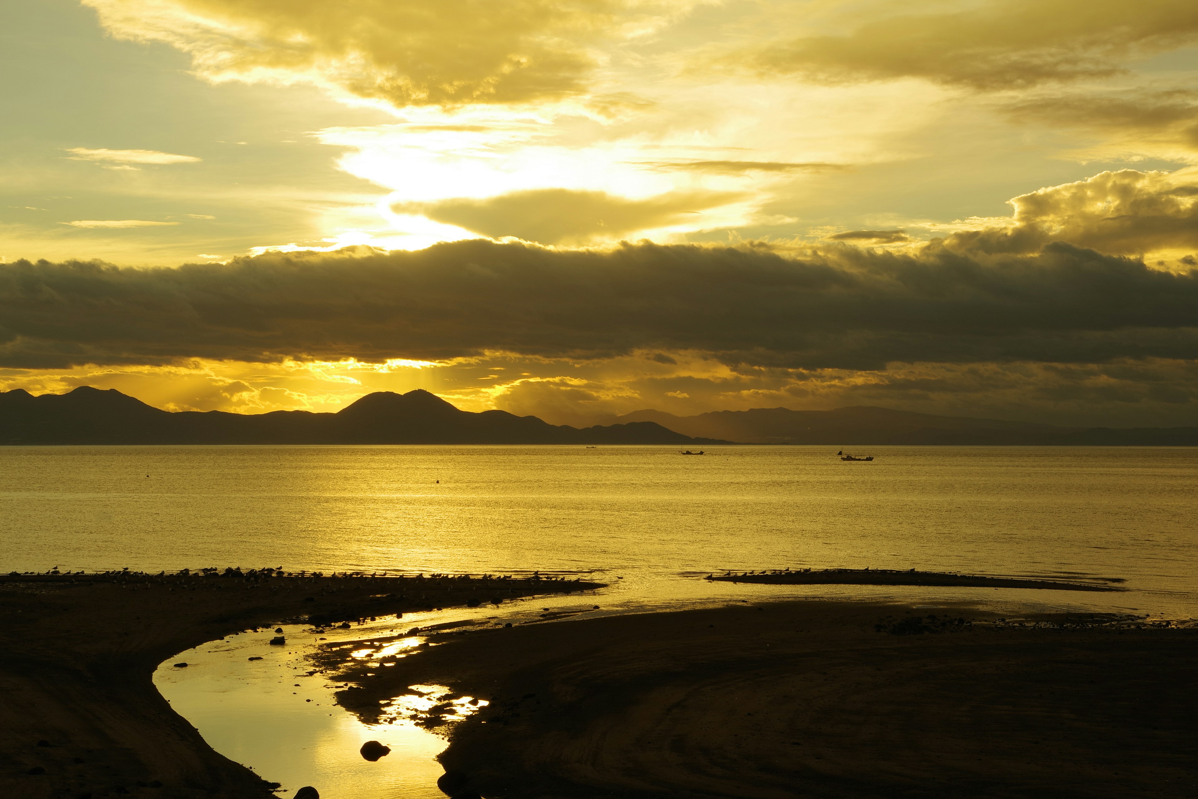 Hermoso paisaje del atardecer sobre el mar y las montañas