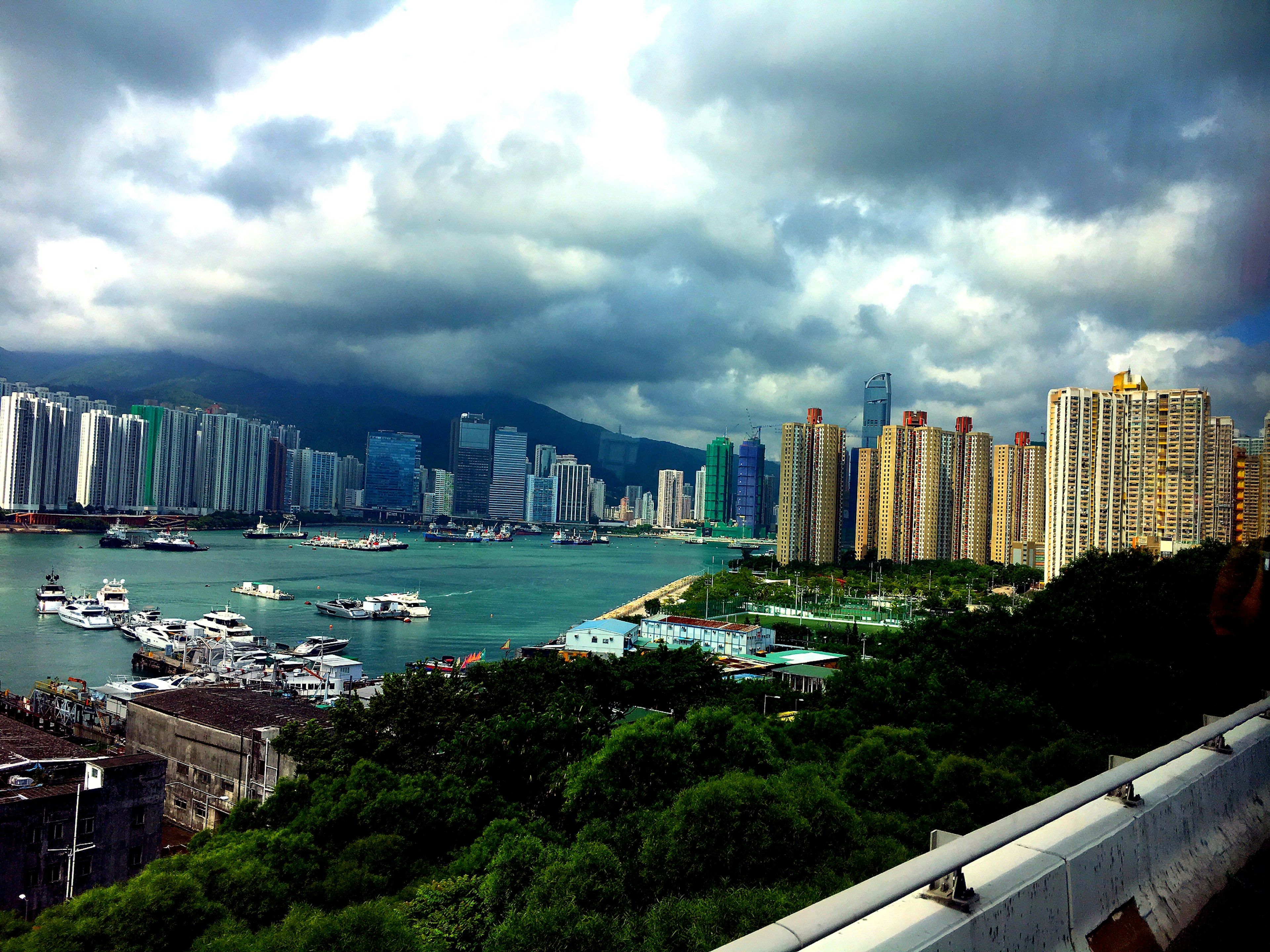 Pemandangan garis pantai Hong Kong dan gedung pencakar langit di bawah langit mendung