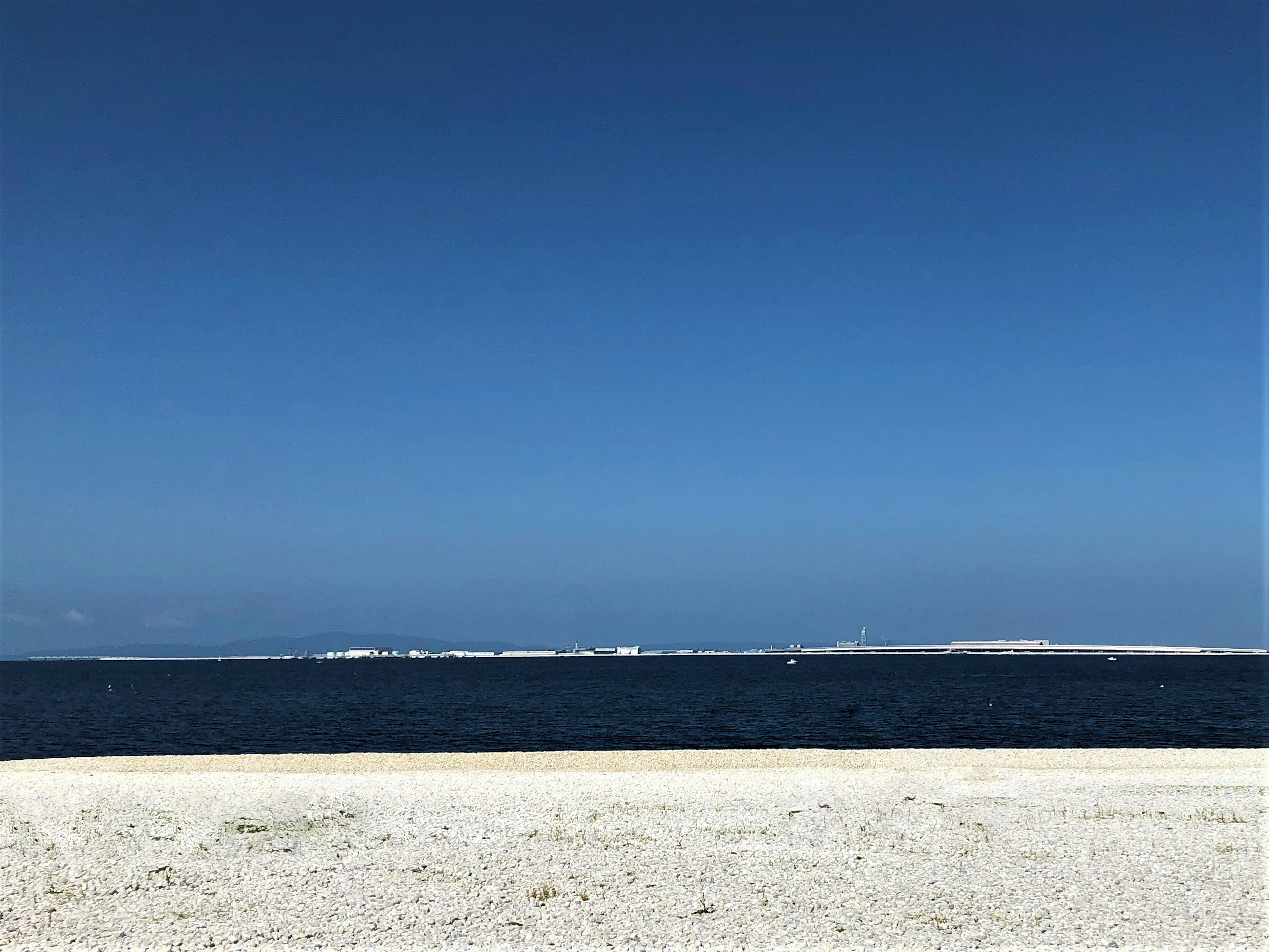 Bellissimo paesaggio di cielo blu e mare con ampia spiaggia di sabbia bianca