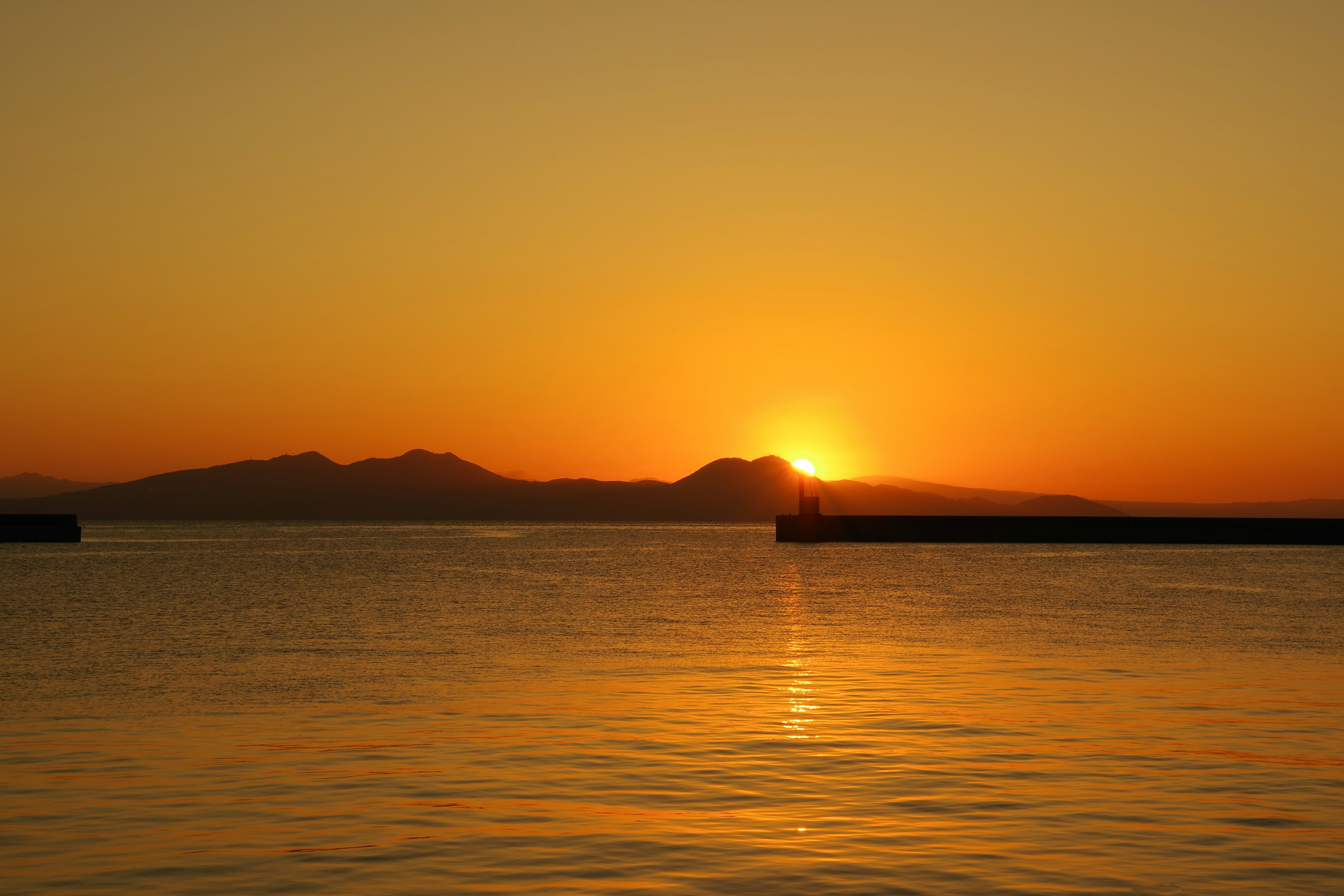 Schöne Landschaft des Sonnenuntergangs über dem Meer