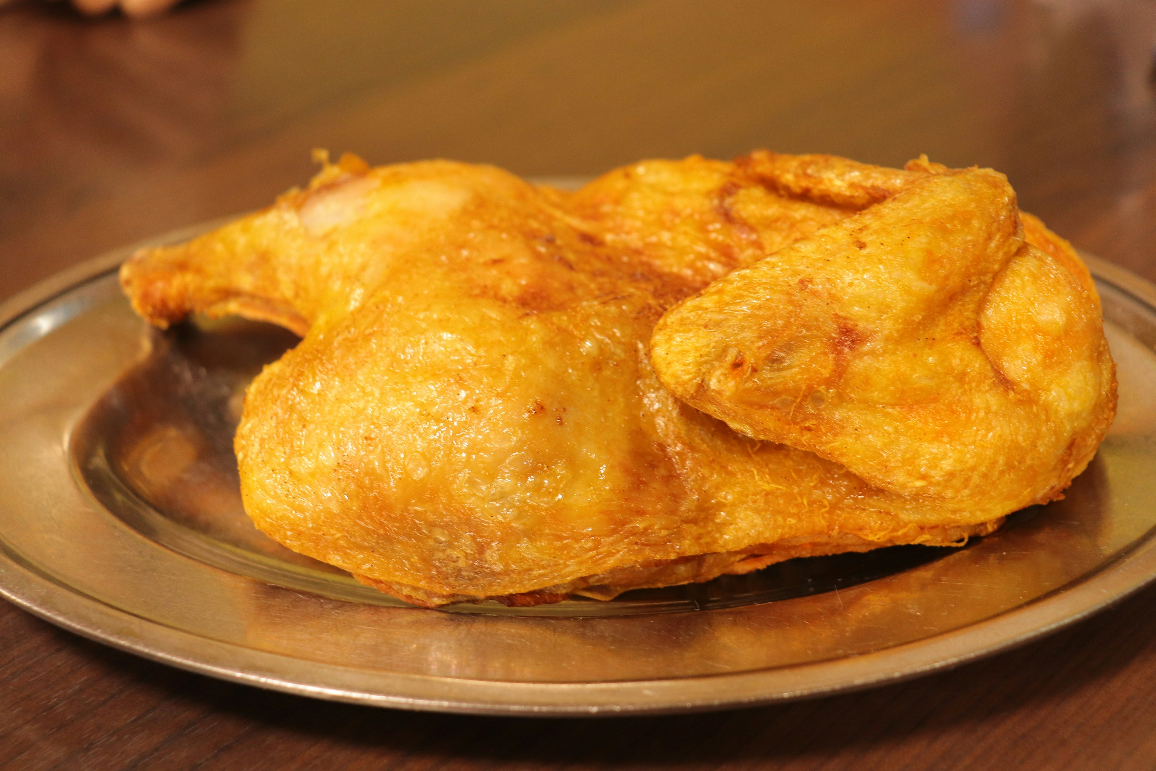 Ayam goreng keemasan di atas piring perak