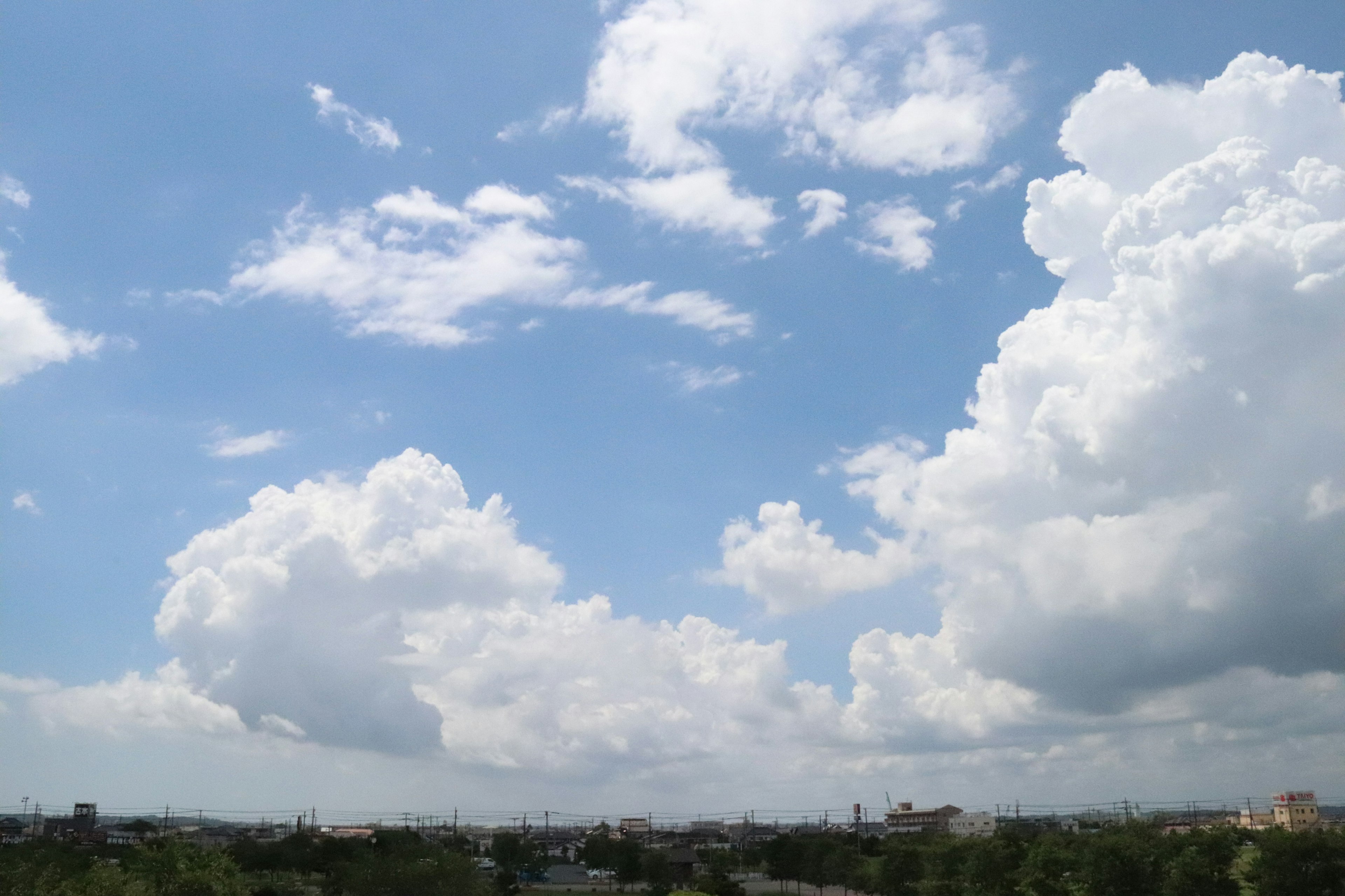 藍天上漂浮的白雲風景