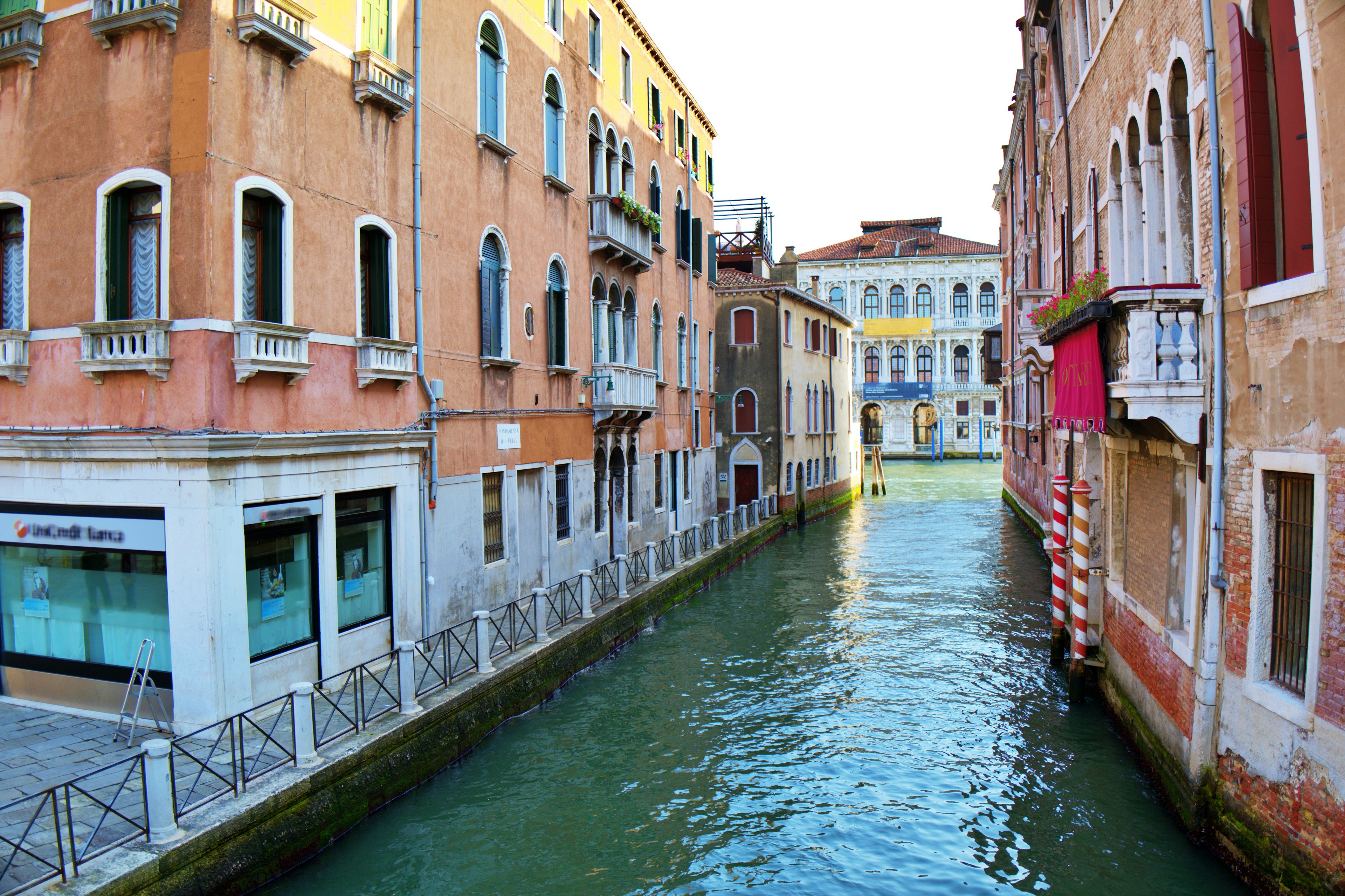 Bunte Gebäude entlang eines Kanals in Venedig