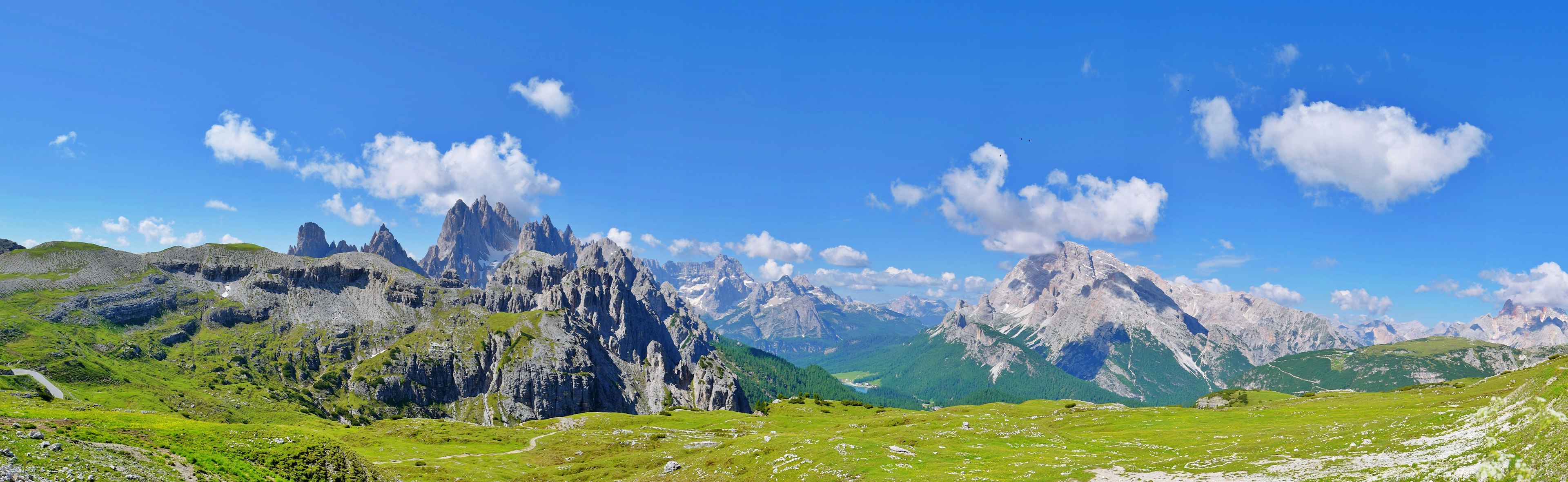 Pemandangan panorama Dolomites dengan pegunungan menakjubkan dan langit biru yang cerah