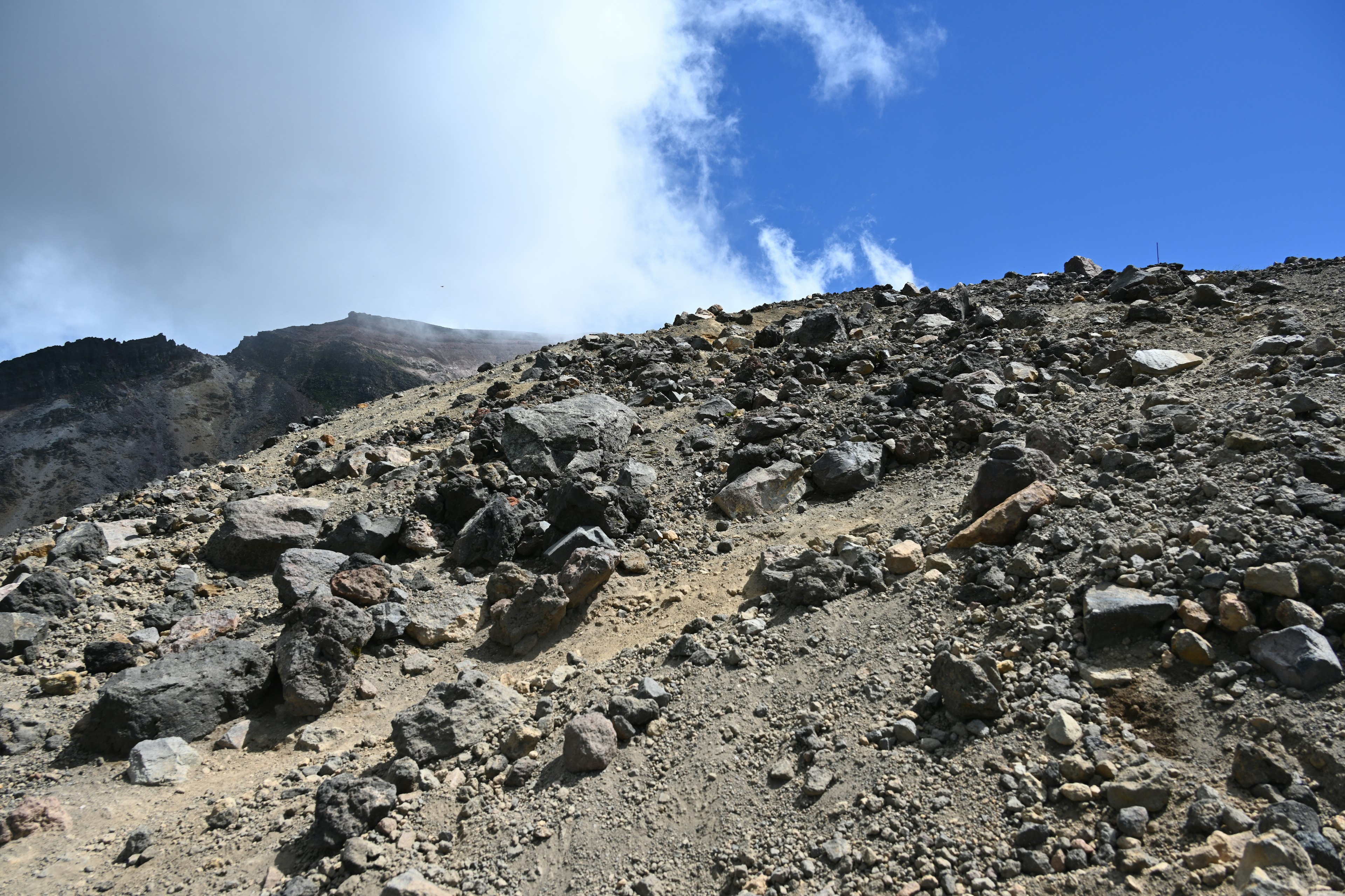 Pemandangan gunung dengan lereng berbatu dan berpasir