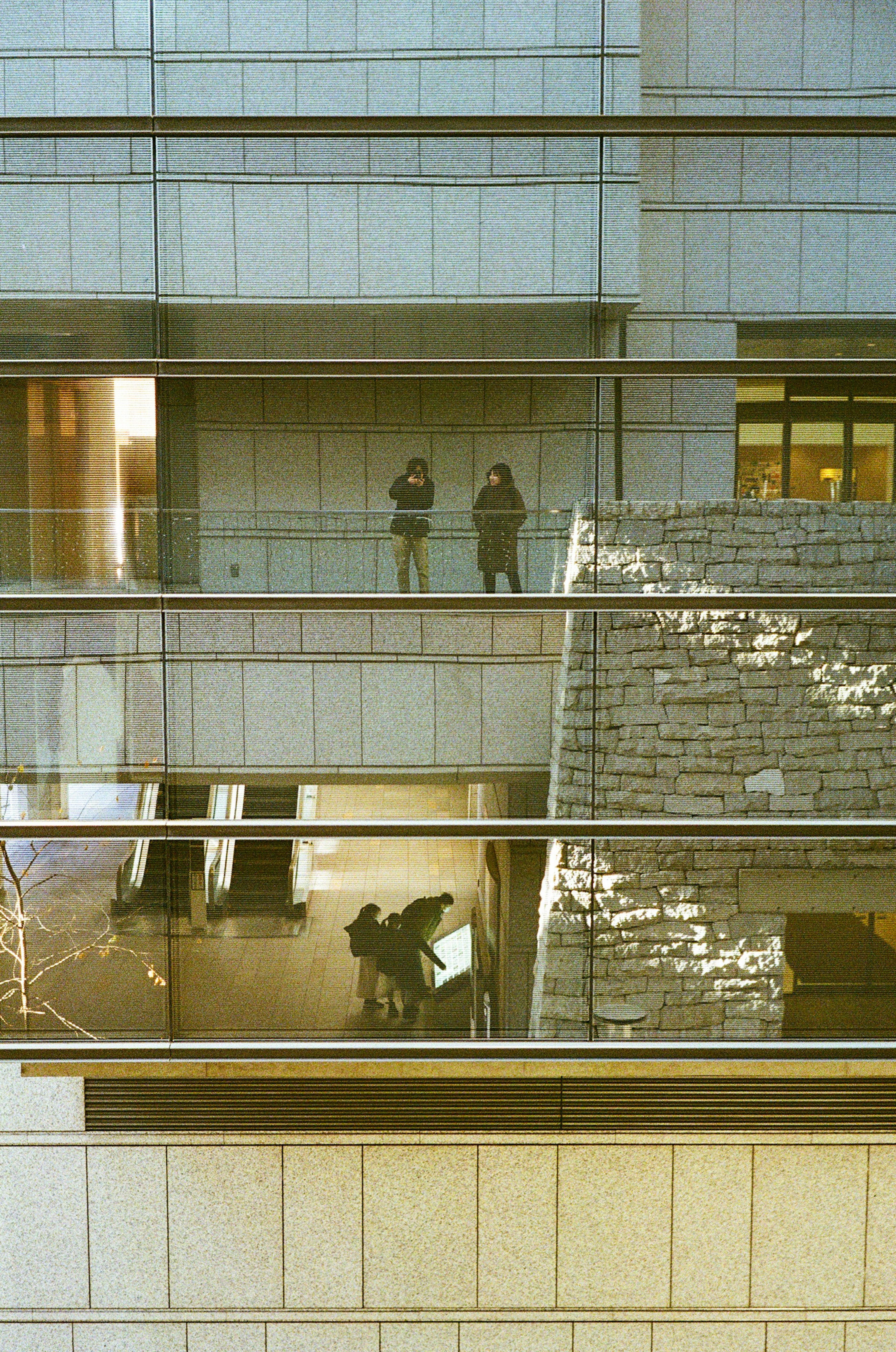 Refleksi orang di luar gedung dan arsitektur interior