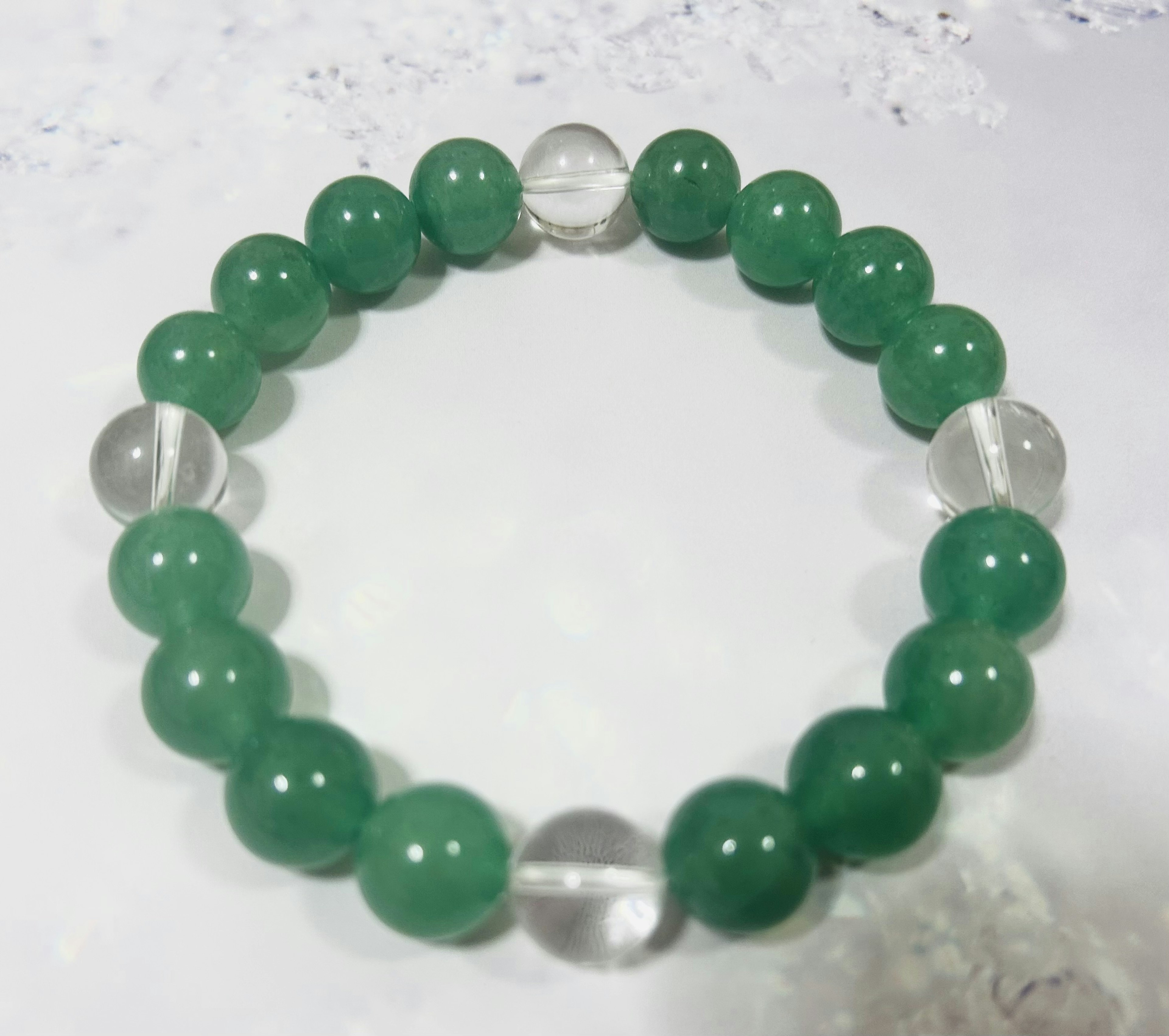 Pulsera de cuentas de piedra verde con cuentas transparentes alternadas