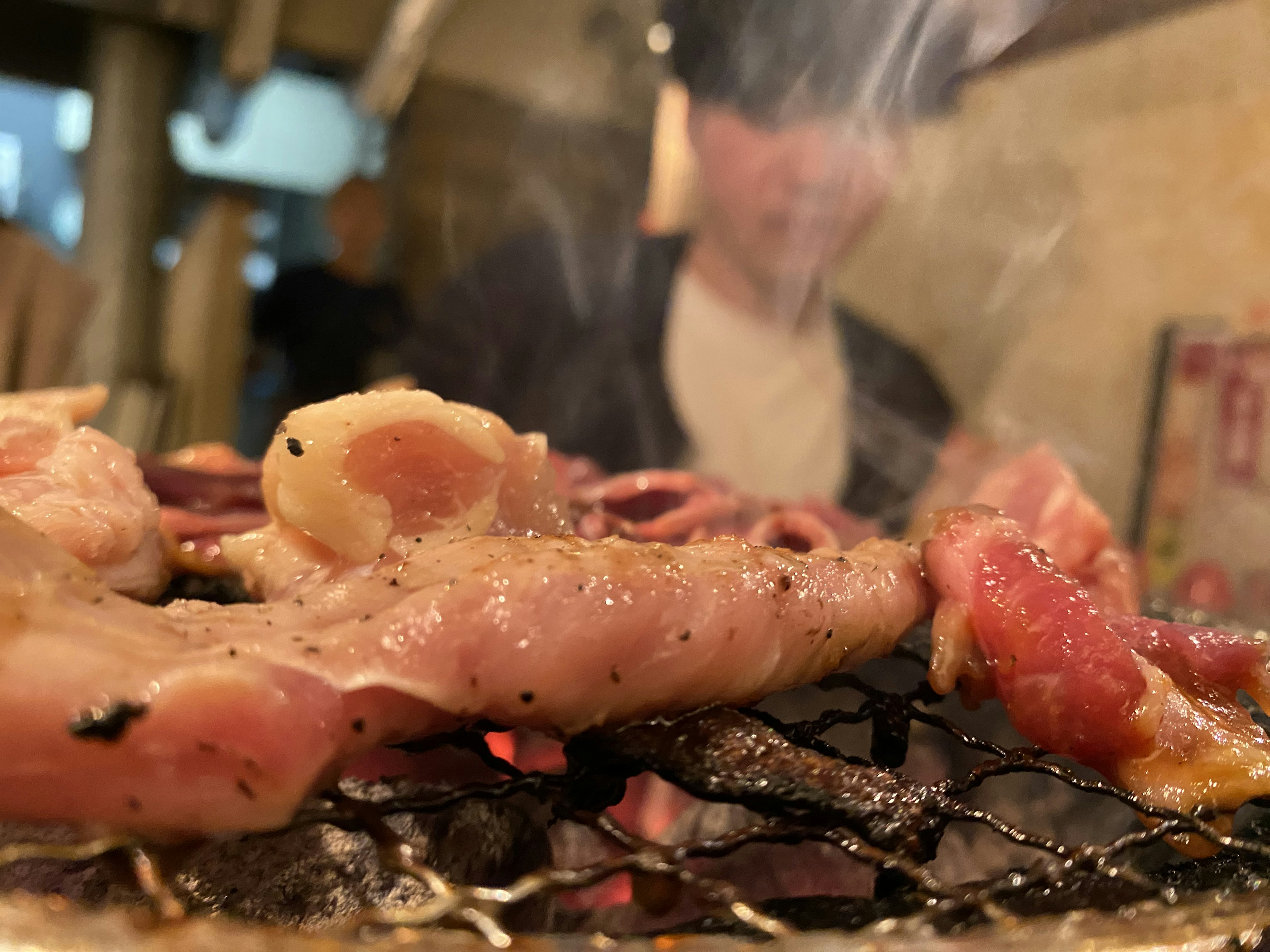 Gegrilltes Fleisch mit Rauch in einem koreanischen Grillumfeld