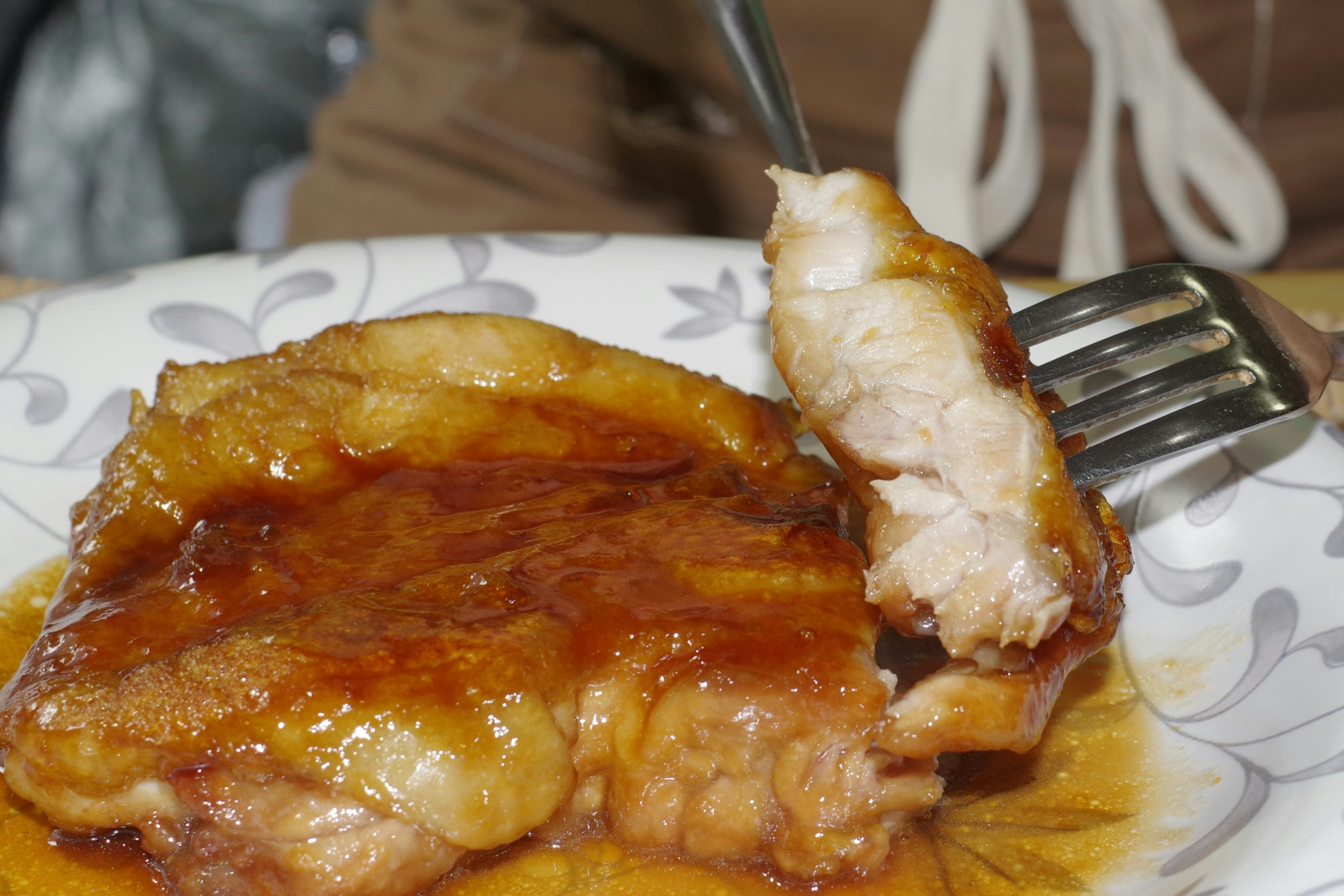 Assiette de poulet teriyaki avec une fourchette