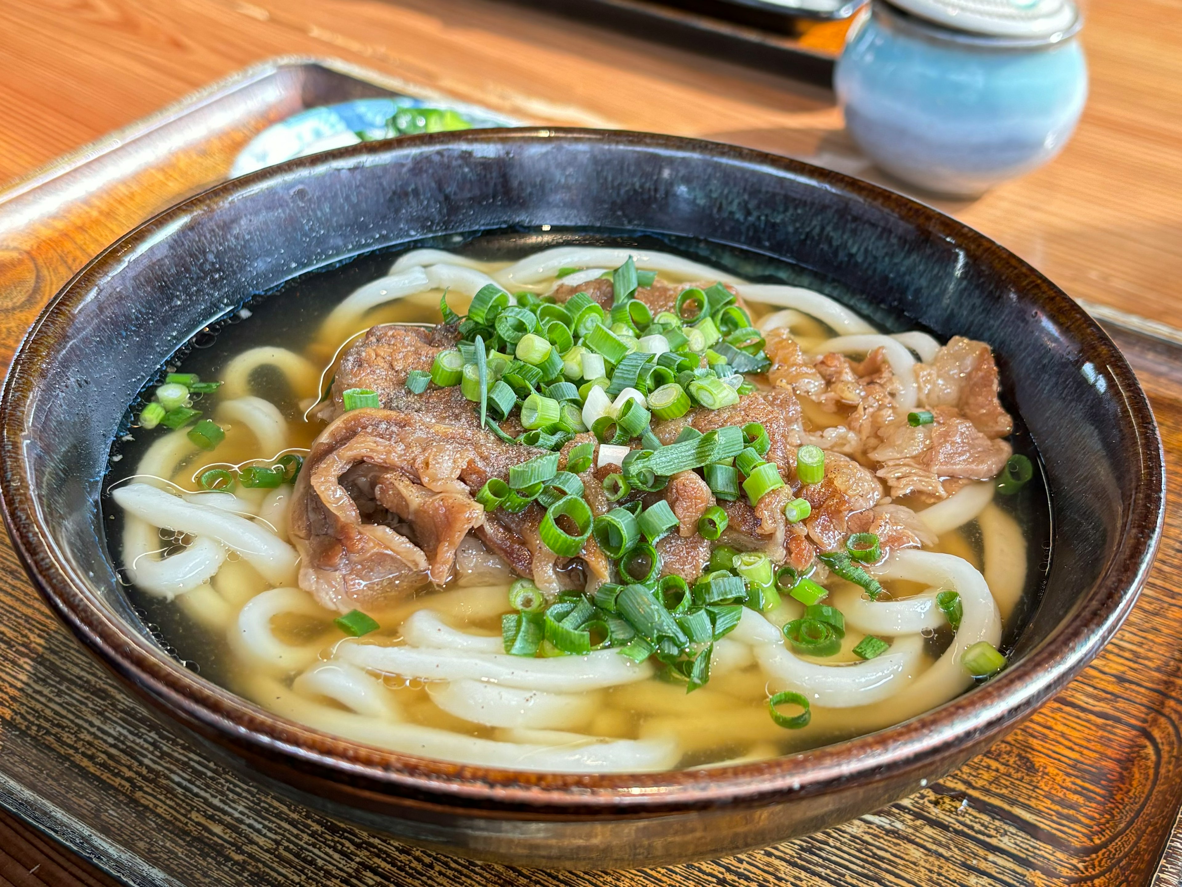 Súp udon thịt bò ngon với hành lá