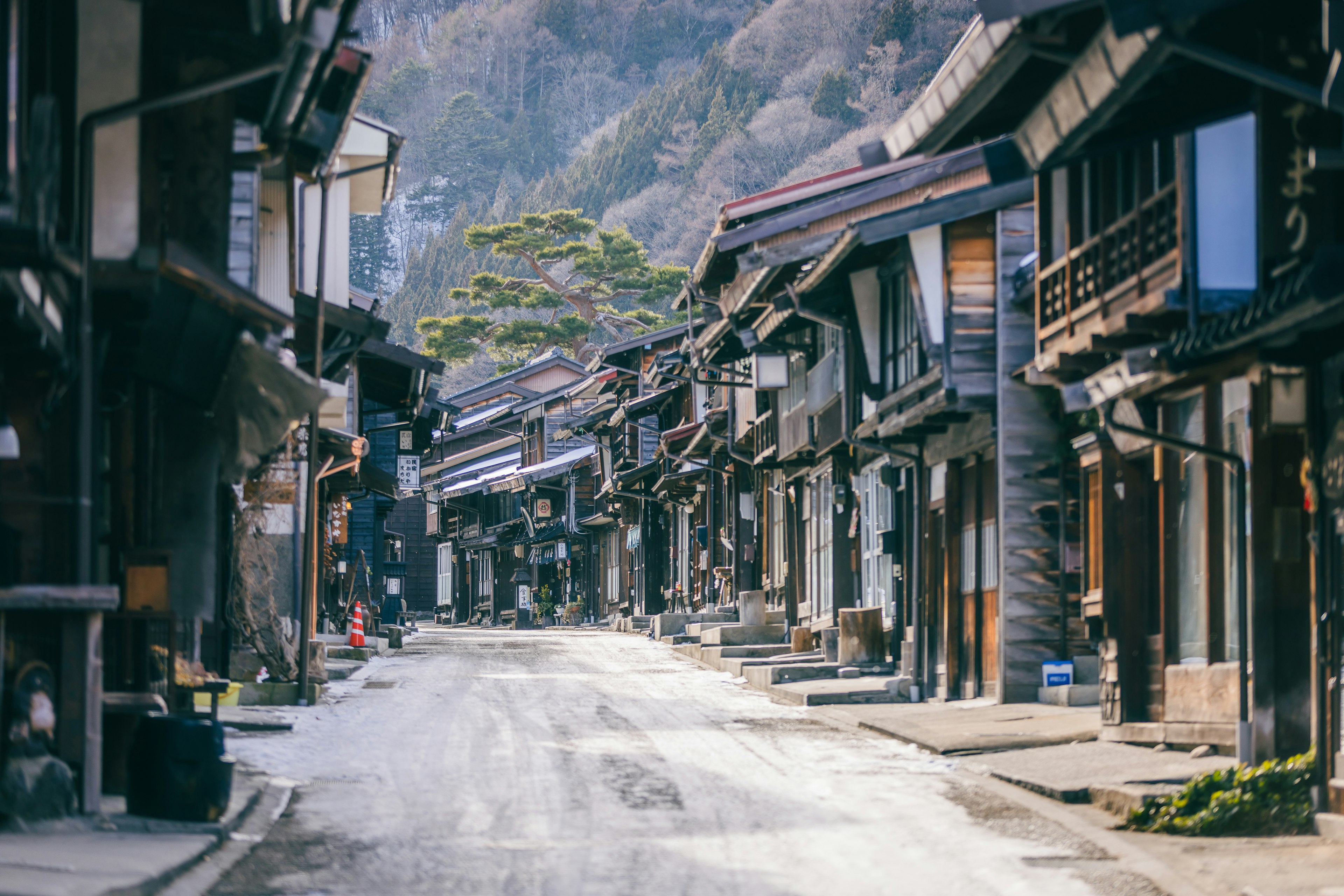 静かな山間の古い街並みが広がる風景