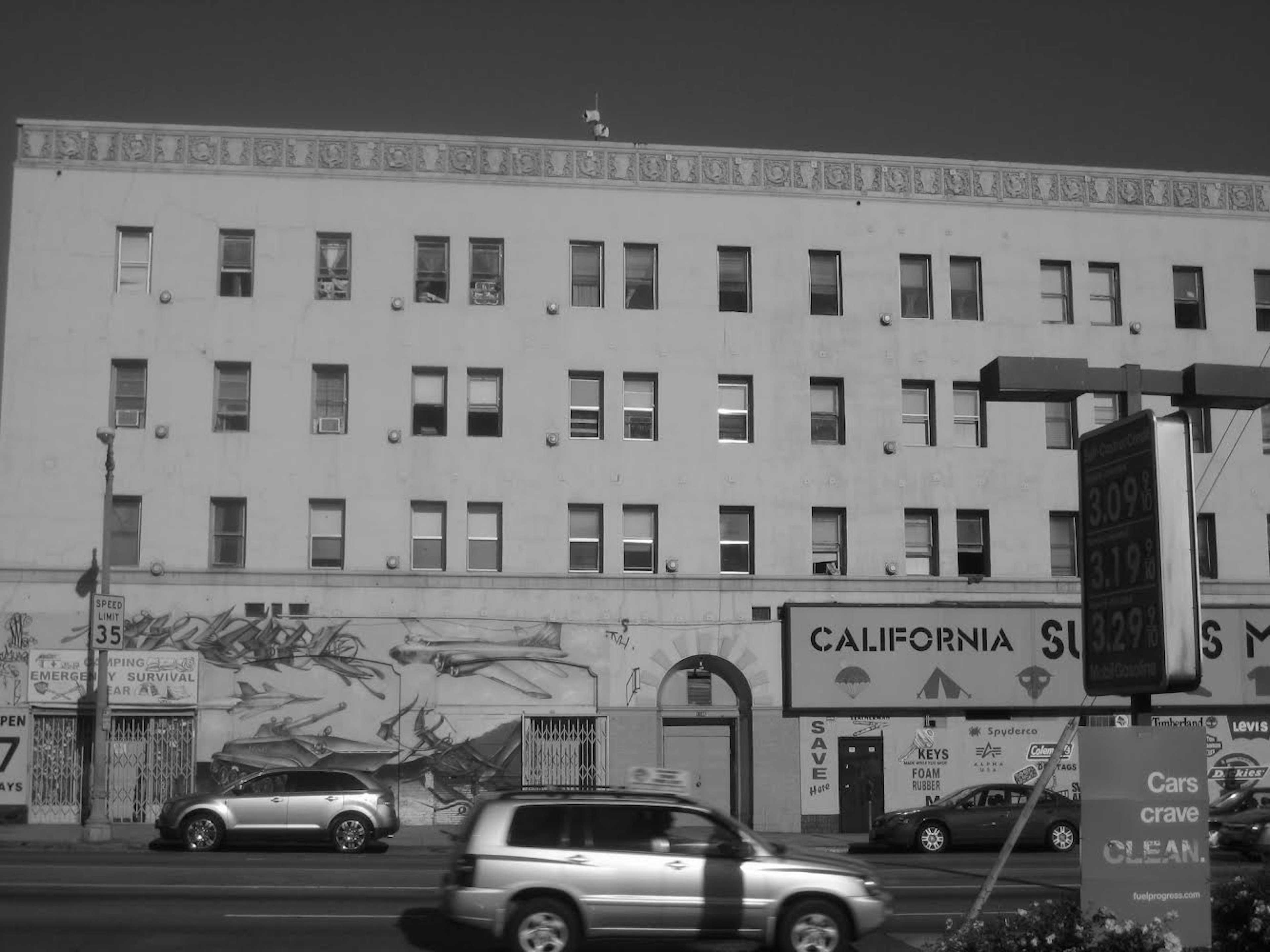 Exterior en blanco y negro de un edificio con gran obra mural