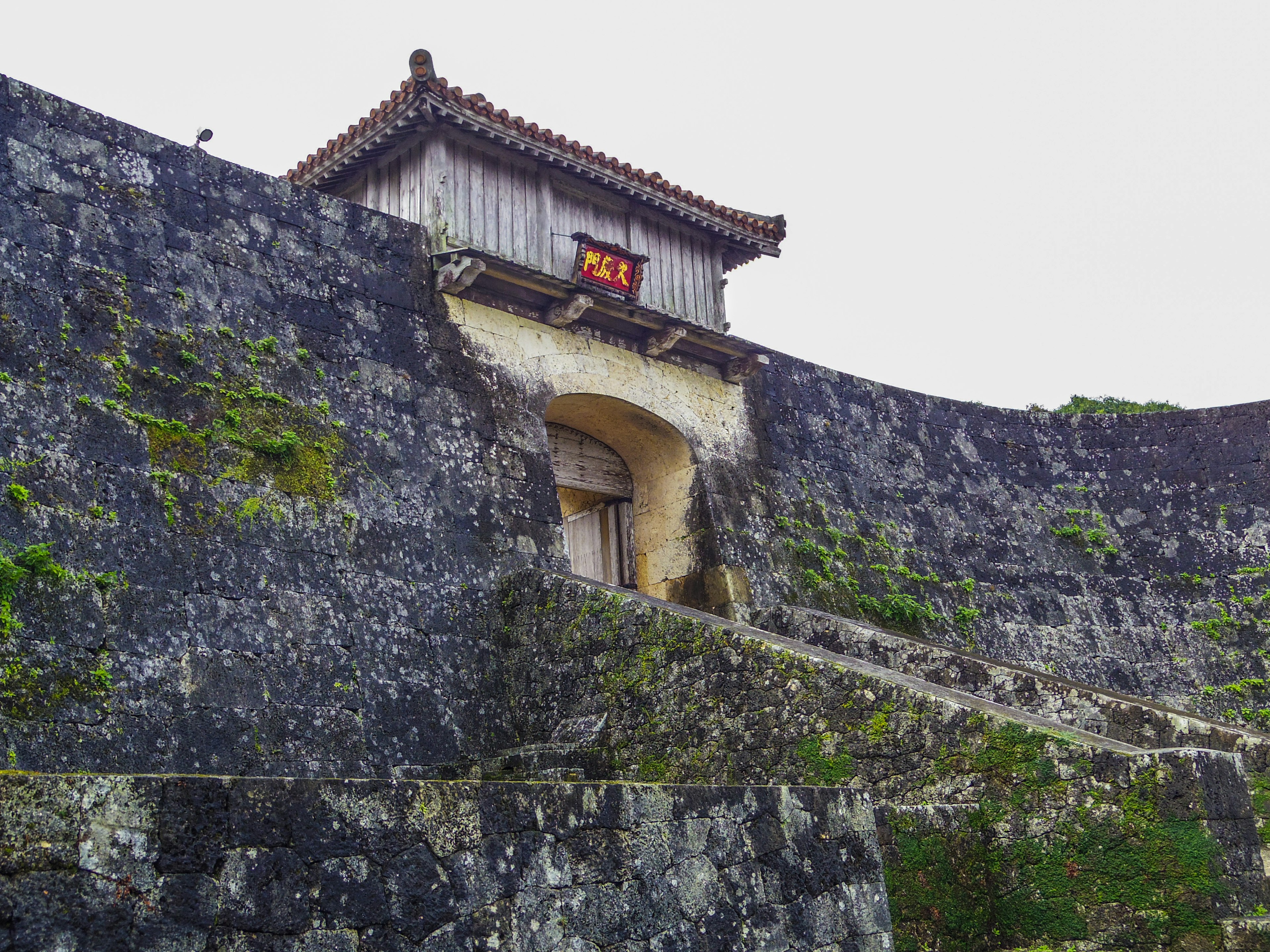 Gambar dinding batu bersejarah dan gerbang di Okinawa