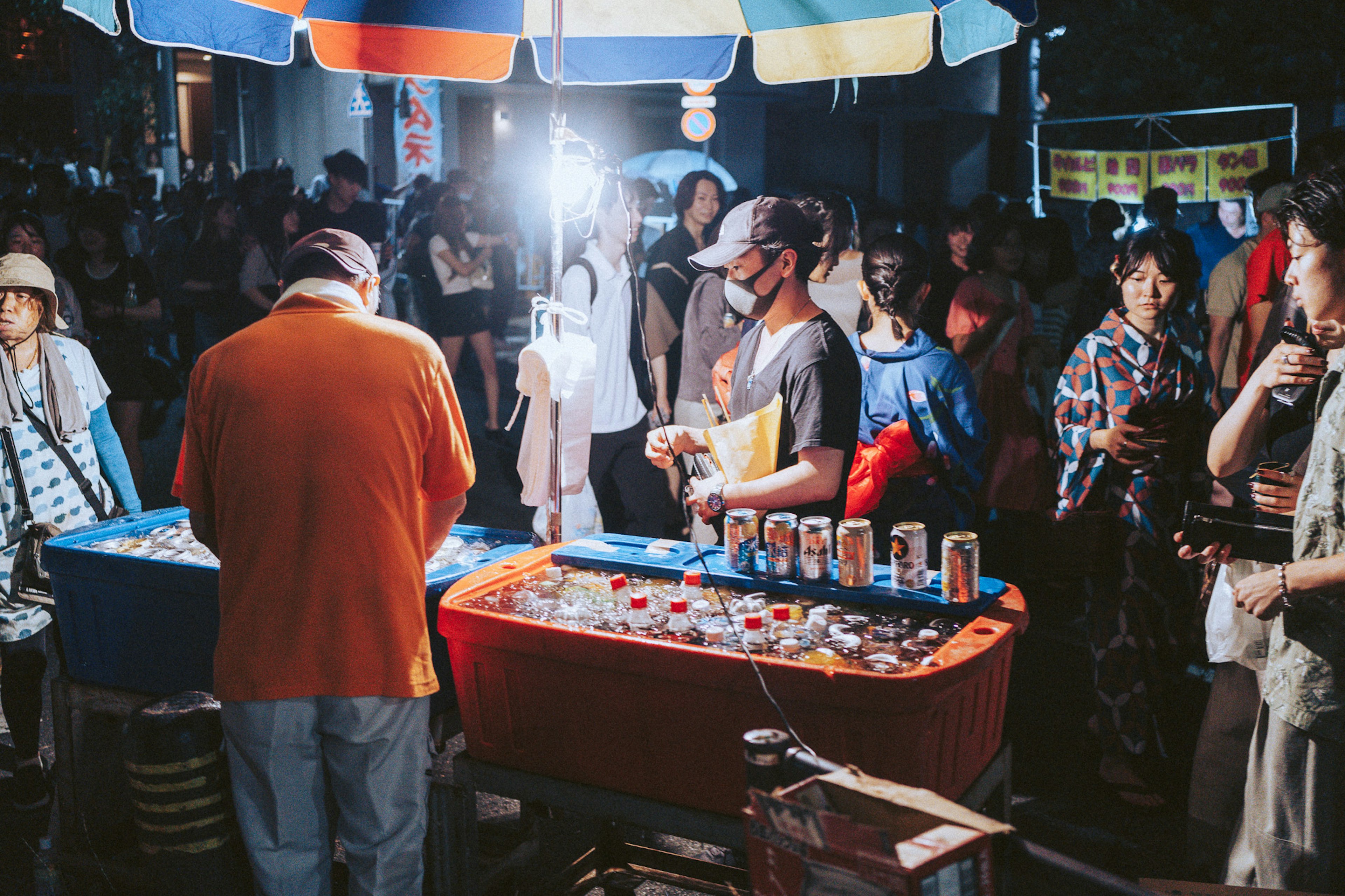 Scène de marché nocturne animé avec des stands colorés et des gens