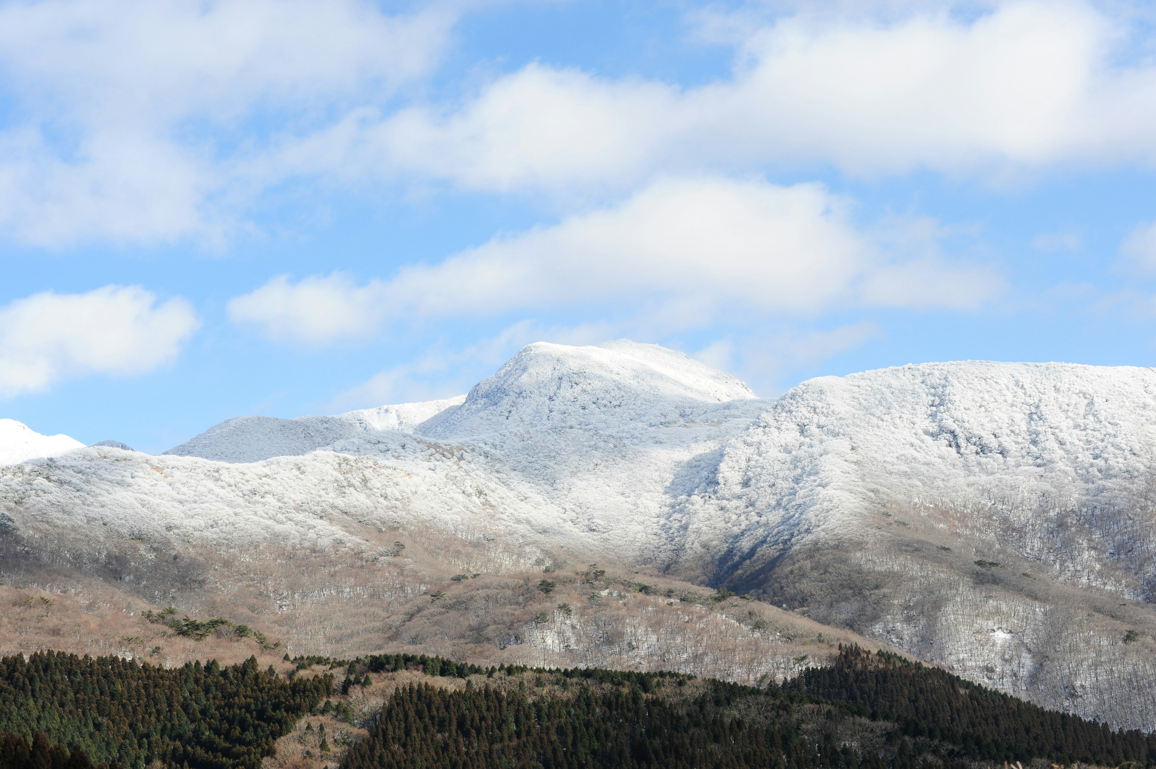 Montagne innevate sotto un cielo azzurro