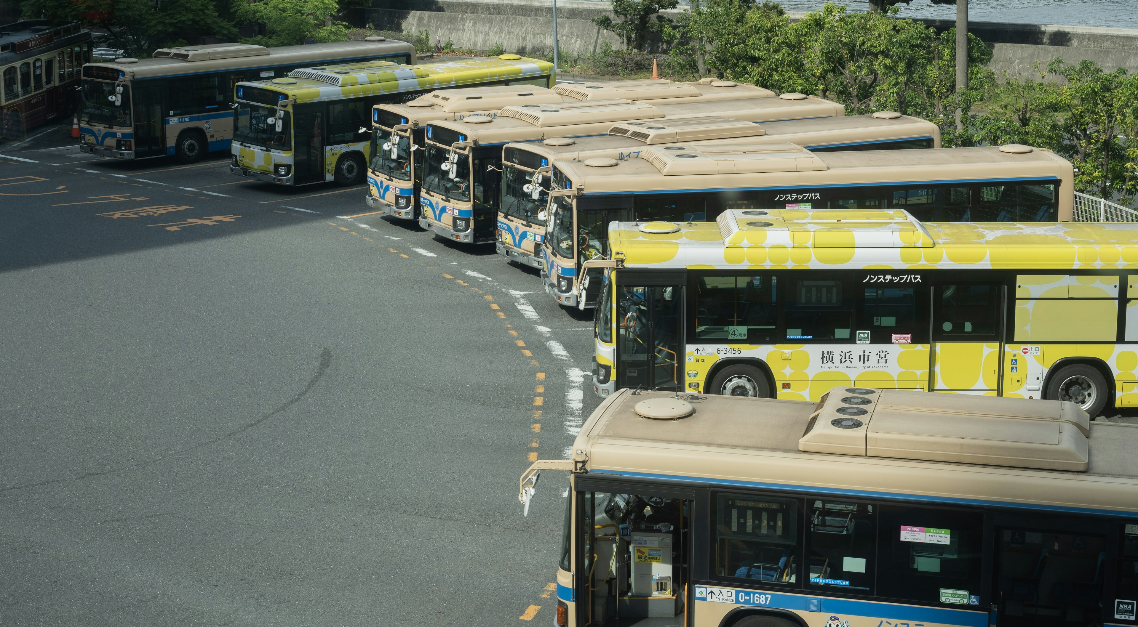 複数のバスが停車している交差点の風景