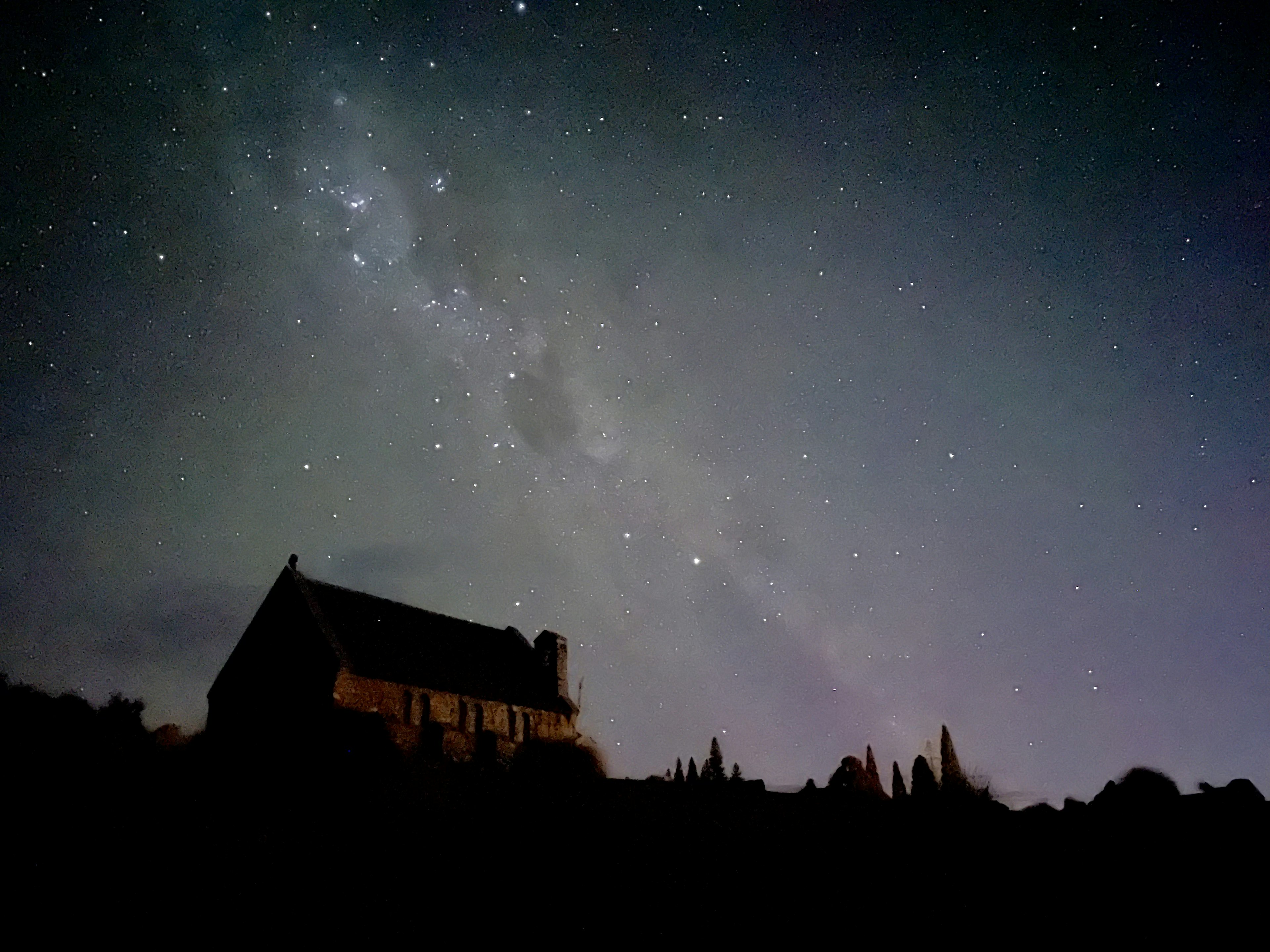 星空下的建筑剪影与银河