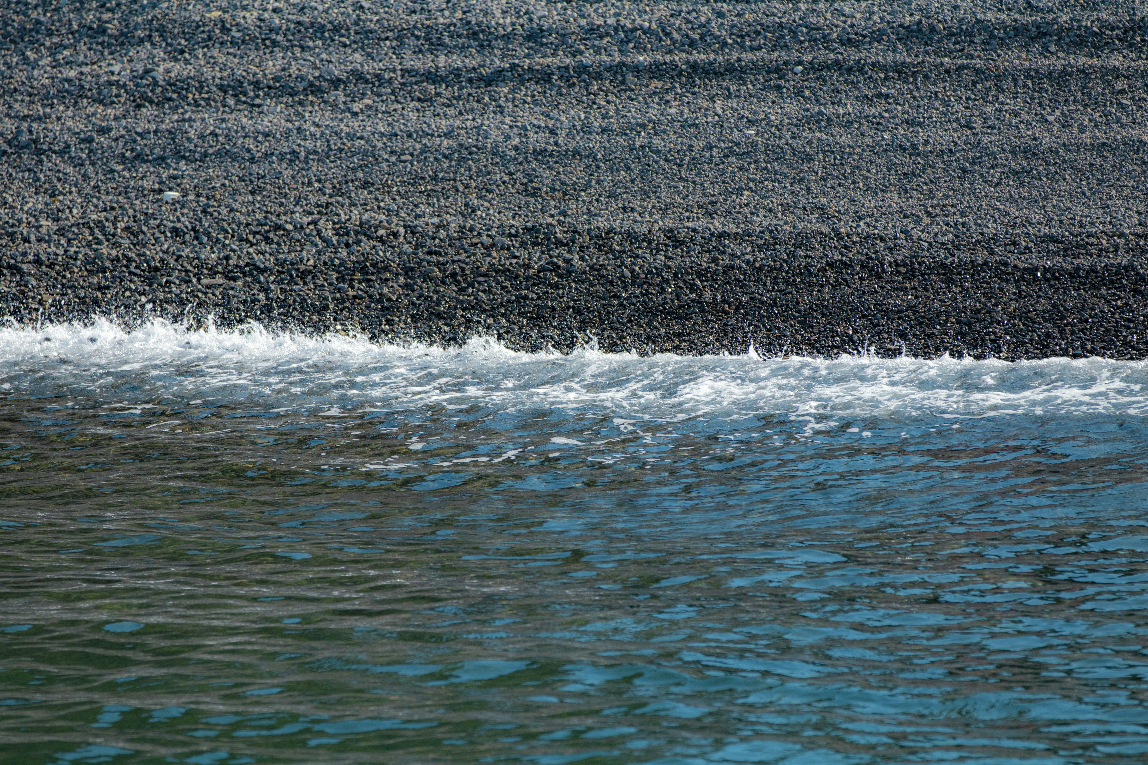 Onde sulla superficie dell'acqua che creano un bel contrasto di blu e nero