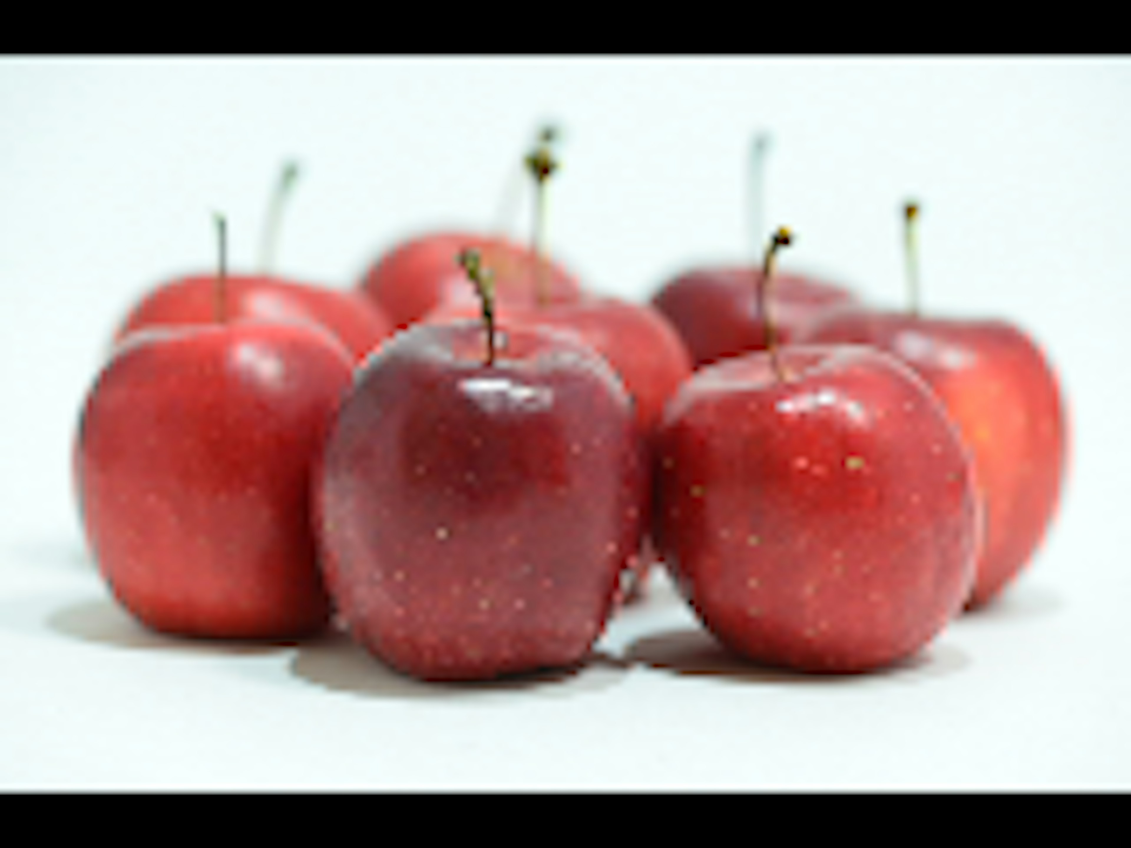 Un grupo de manzanas rojas sobre un fondo blanco