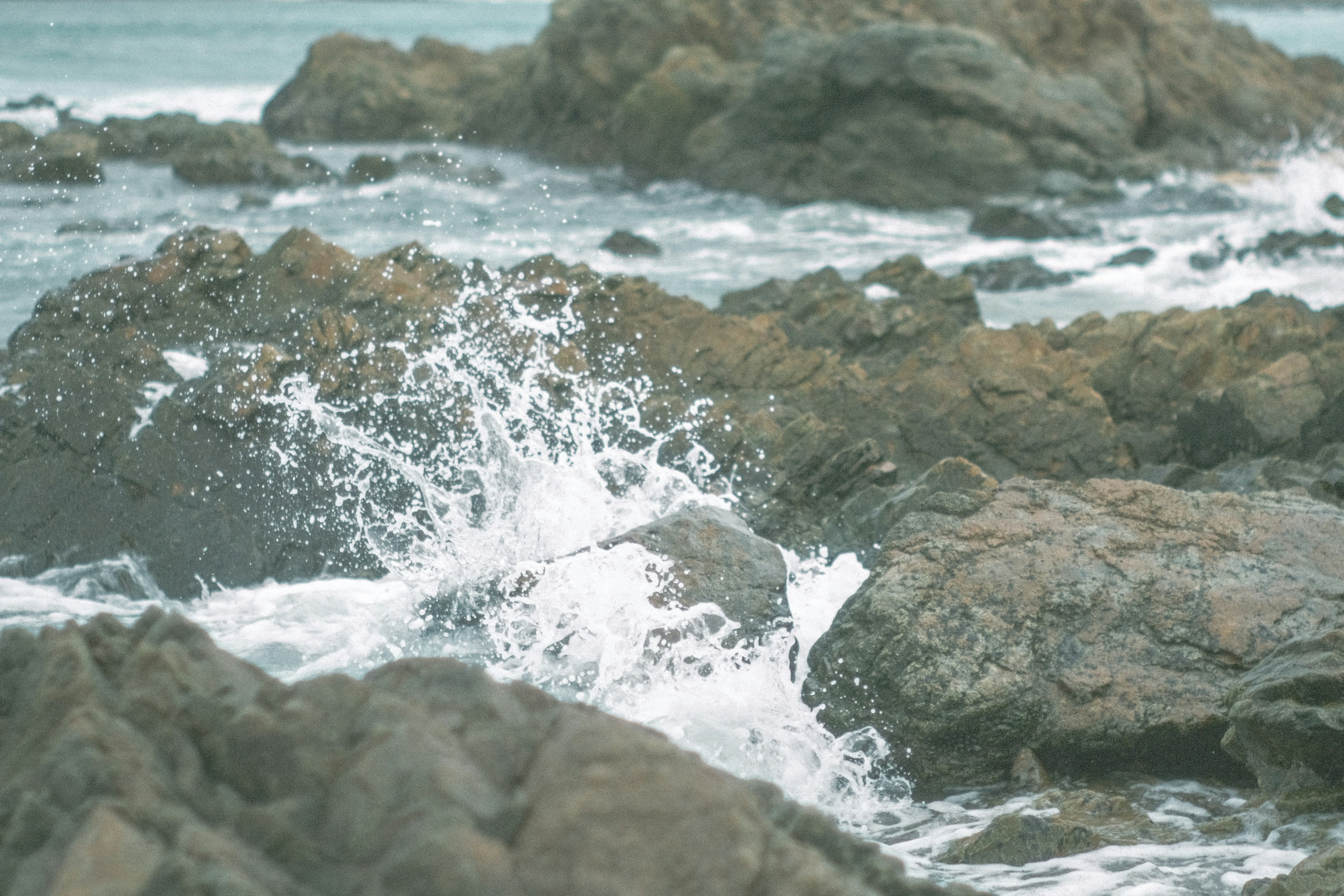 Onde oceaniche che si infrangono contro le rocce