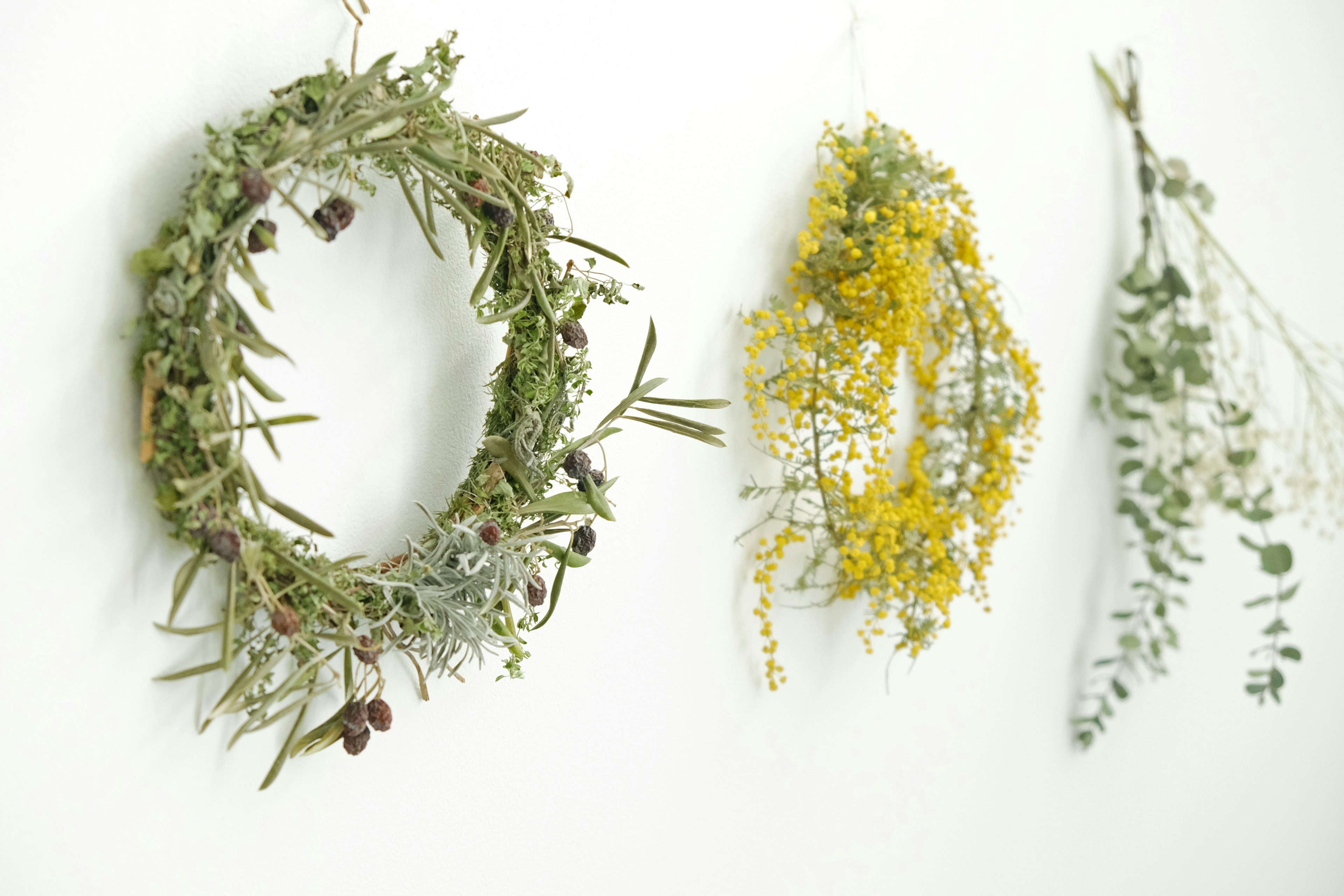 Intérieur simple avec des décorations suspendues d'herbes vertes et de fleurs jaunes