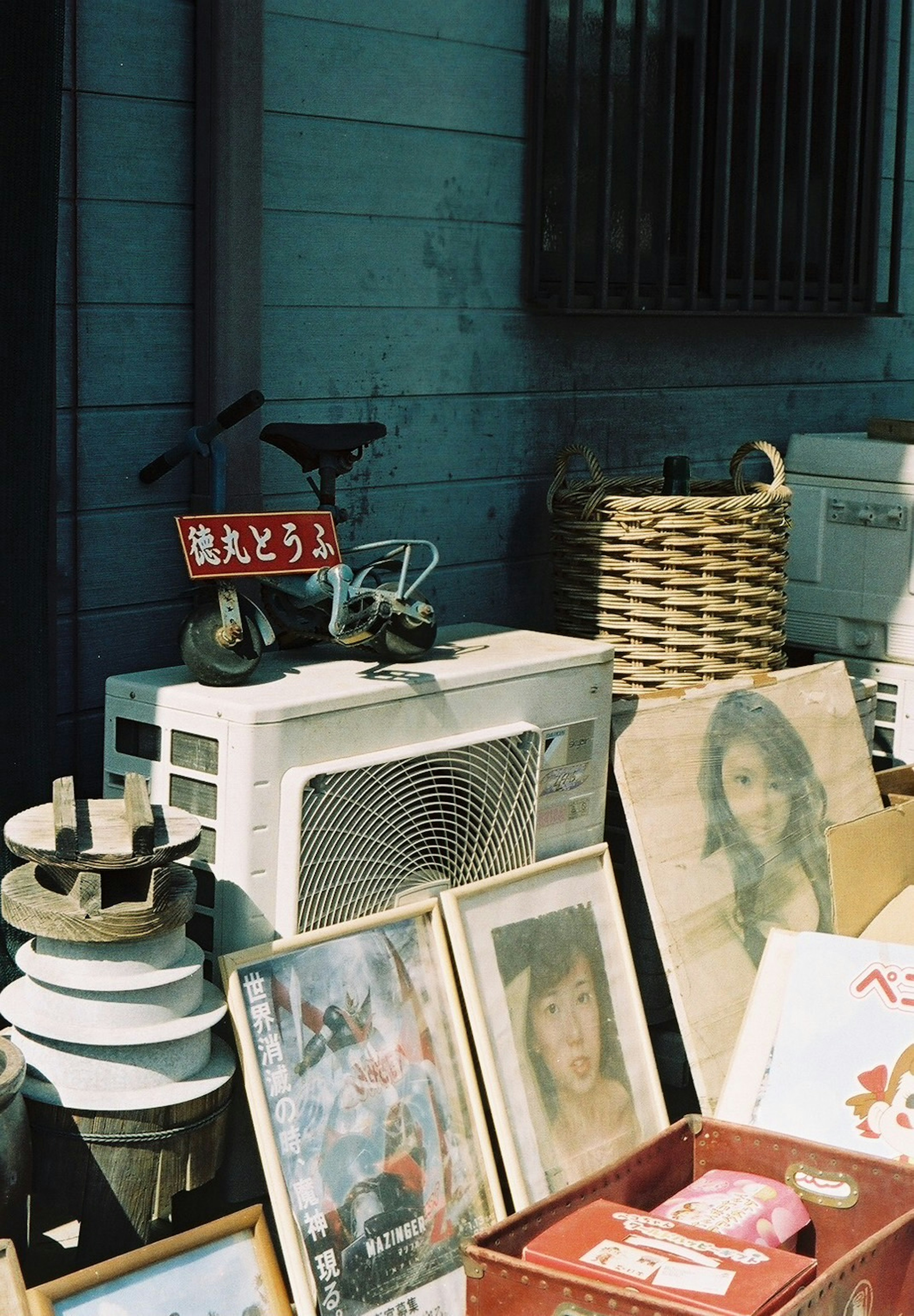 Außenmarkt mit Vintage-Fotos und Haushaltsgegenständen