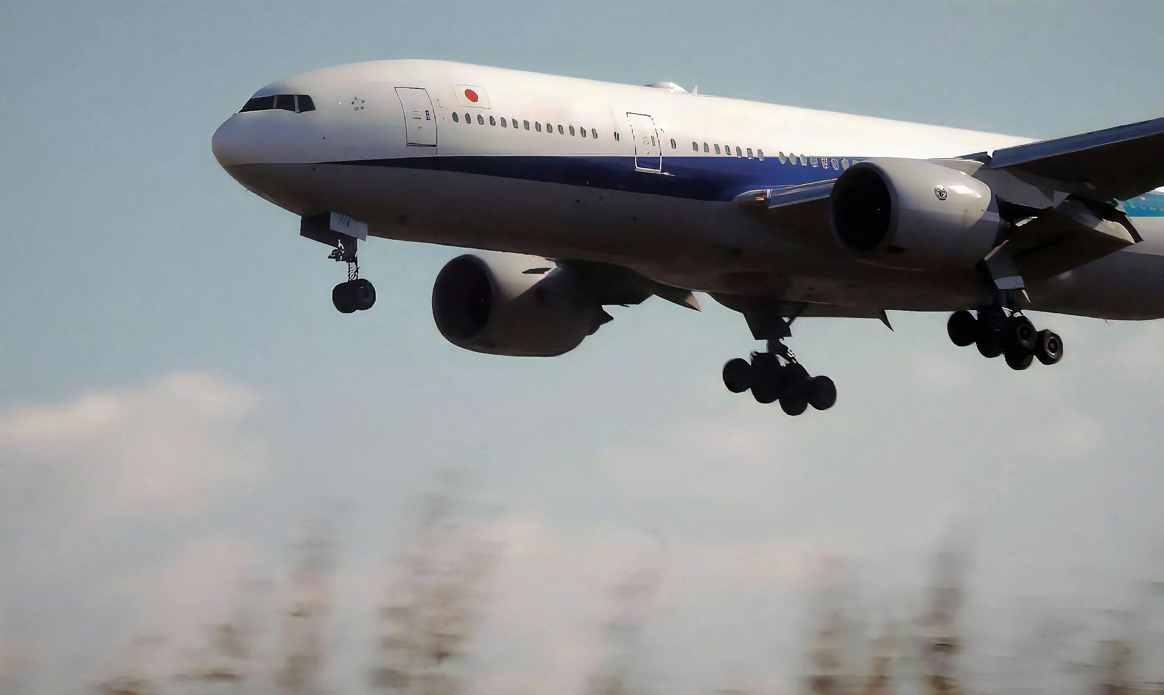 Imagen en primer plano de un avión aterrizando