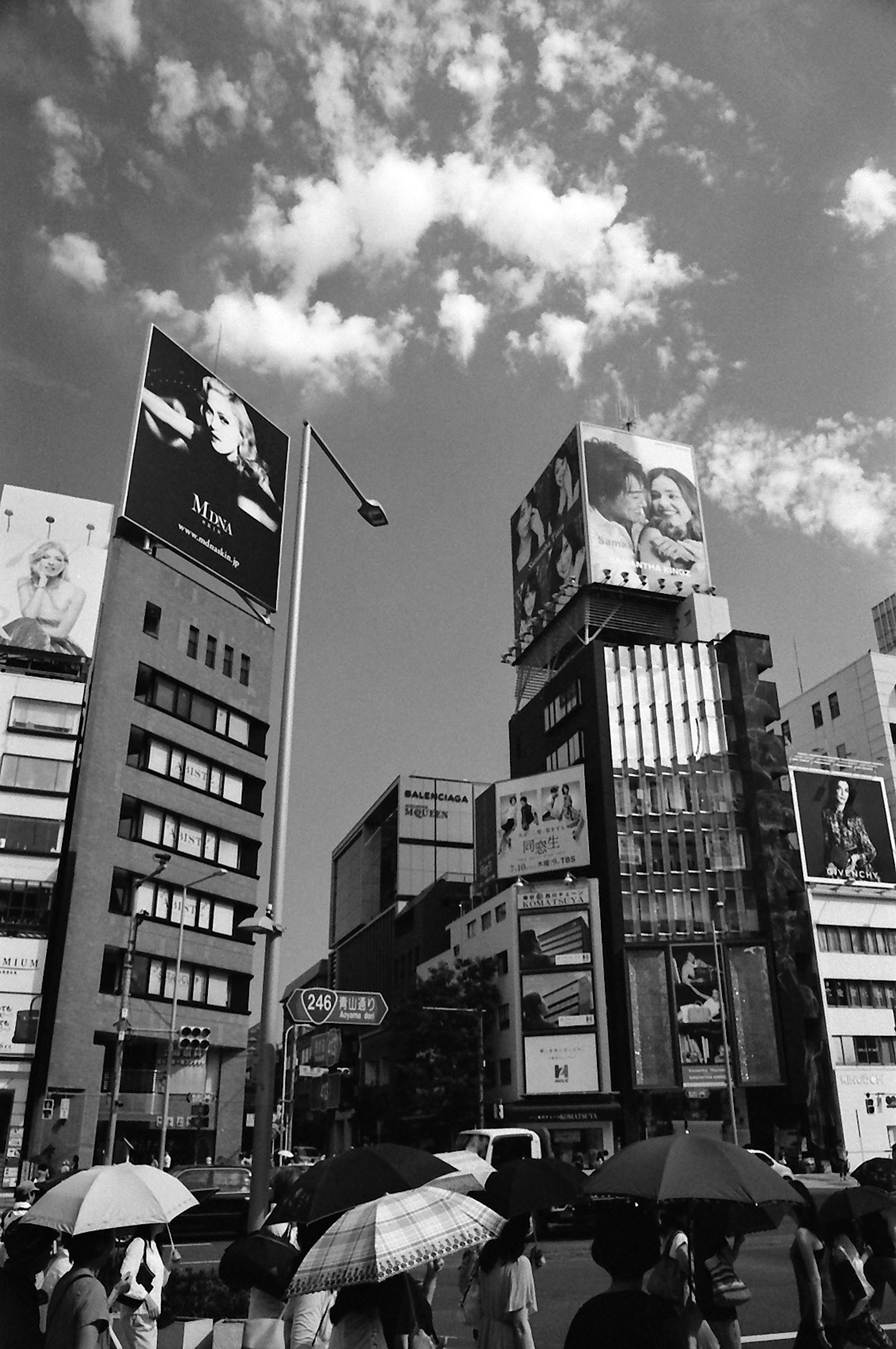 都市の景観と広告が目立つビル群の写真