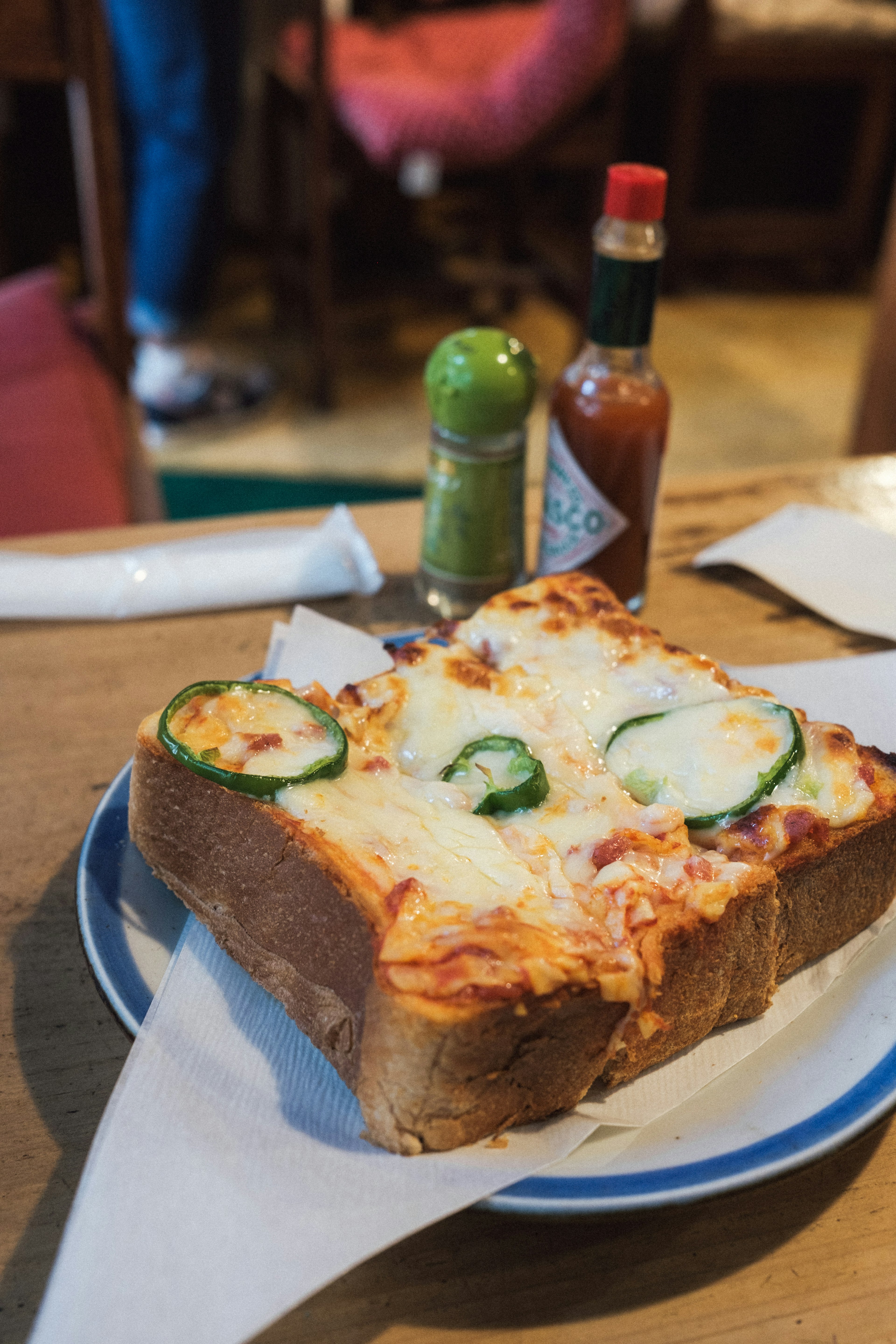 Gericht mit Tomatensauce und Käse auf dickem Brot belegt mit Jalapeños