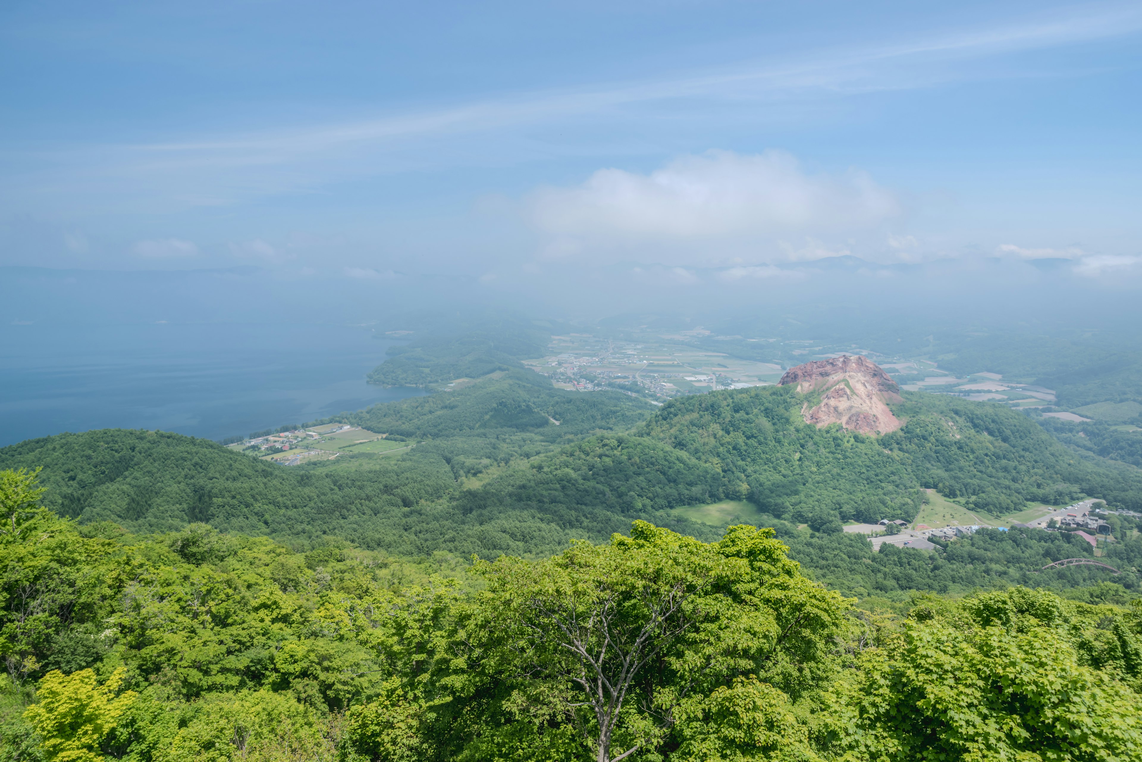 Vista panoramica di montagne verdeggianti e cielo blu