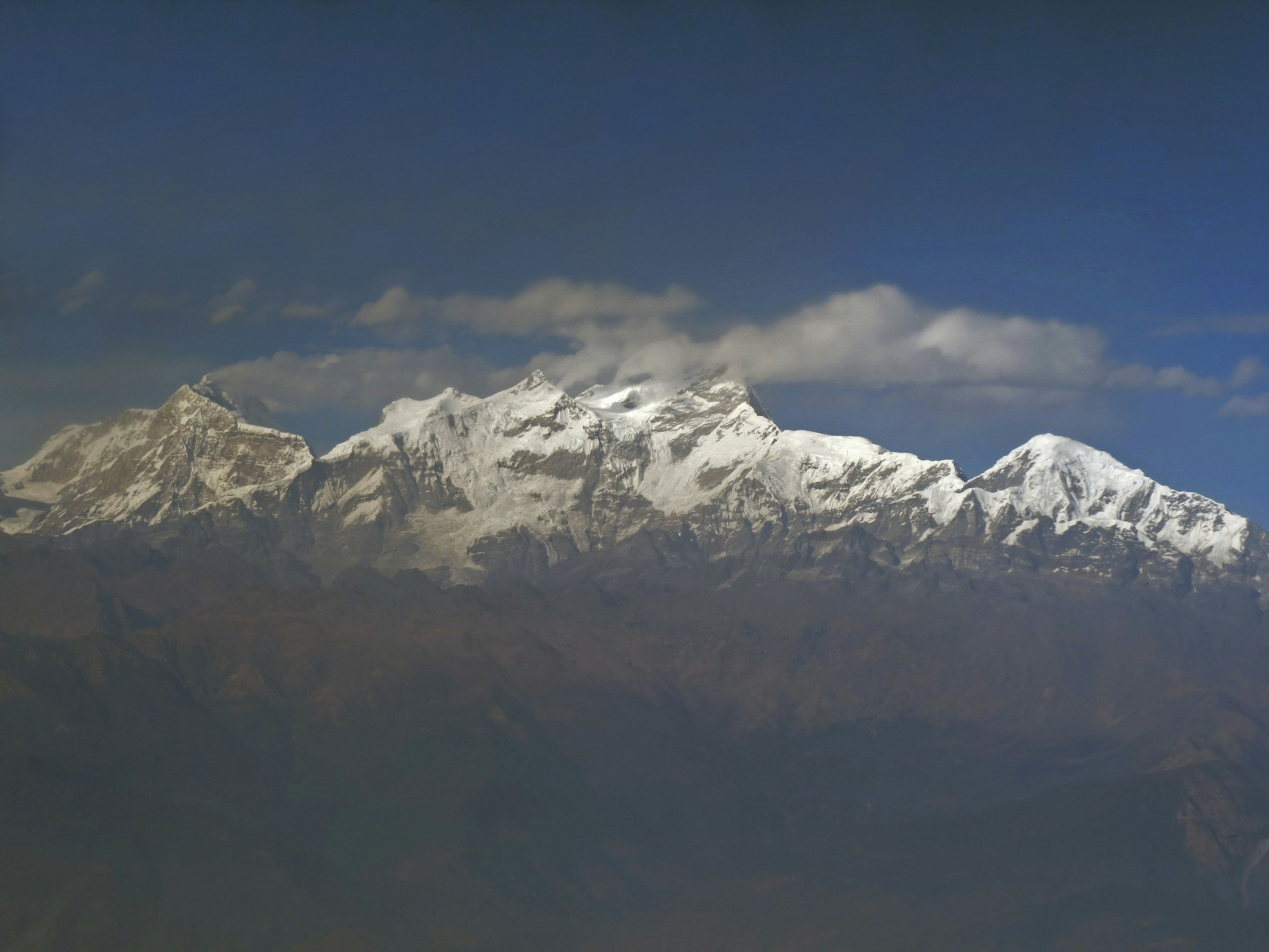 Paysage magnifique de montagnes enneigées