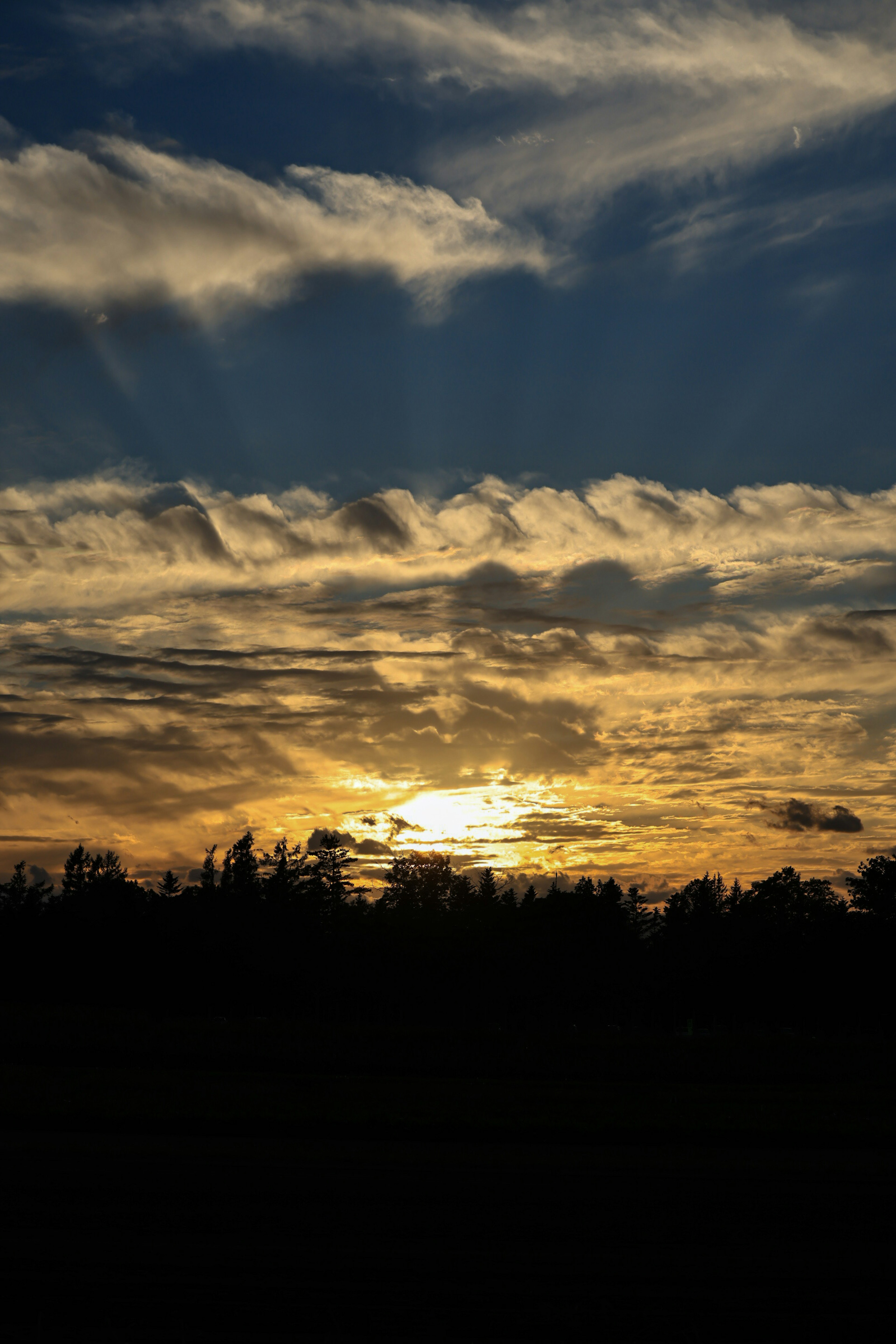 Hermoso paisaje de atardecer con rayos de luz a través de las nubes