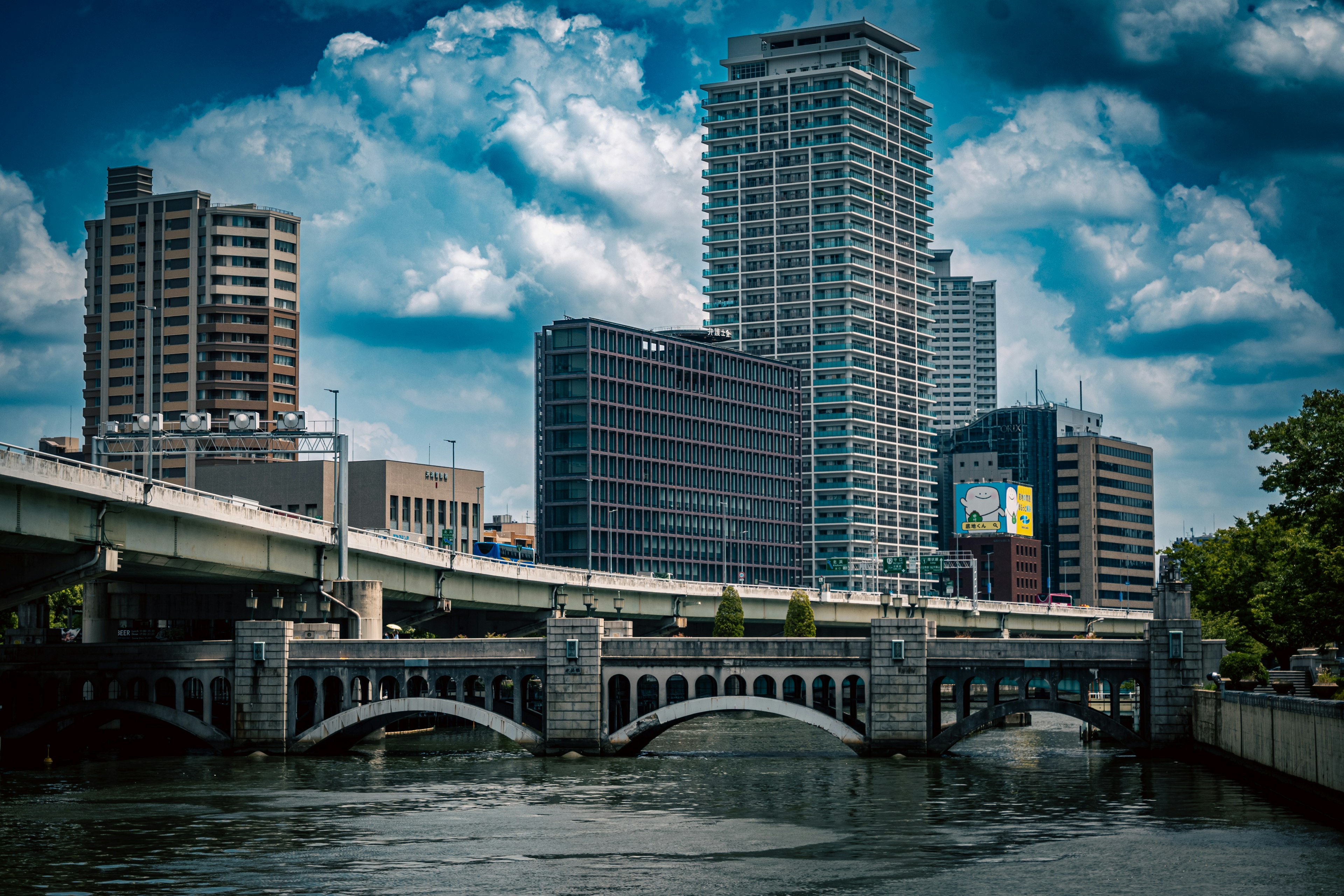 Paysage urbain avec des gratte-ciels et un pont sous un ciel bleu et des nuages