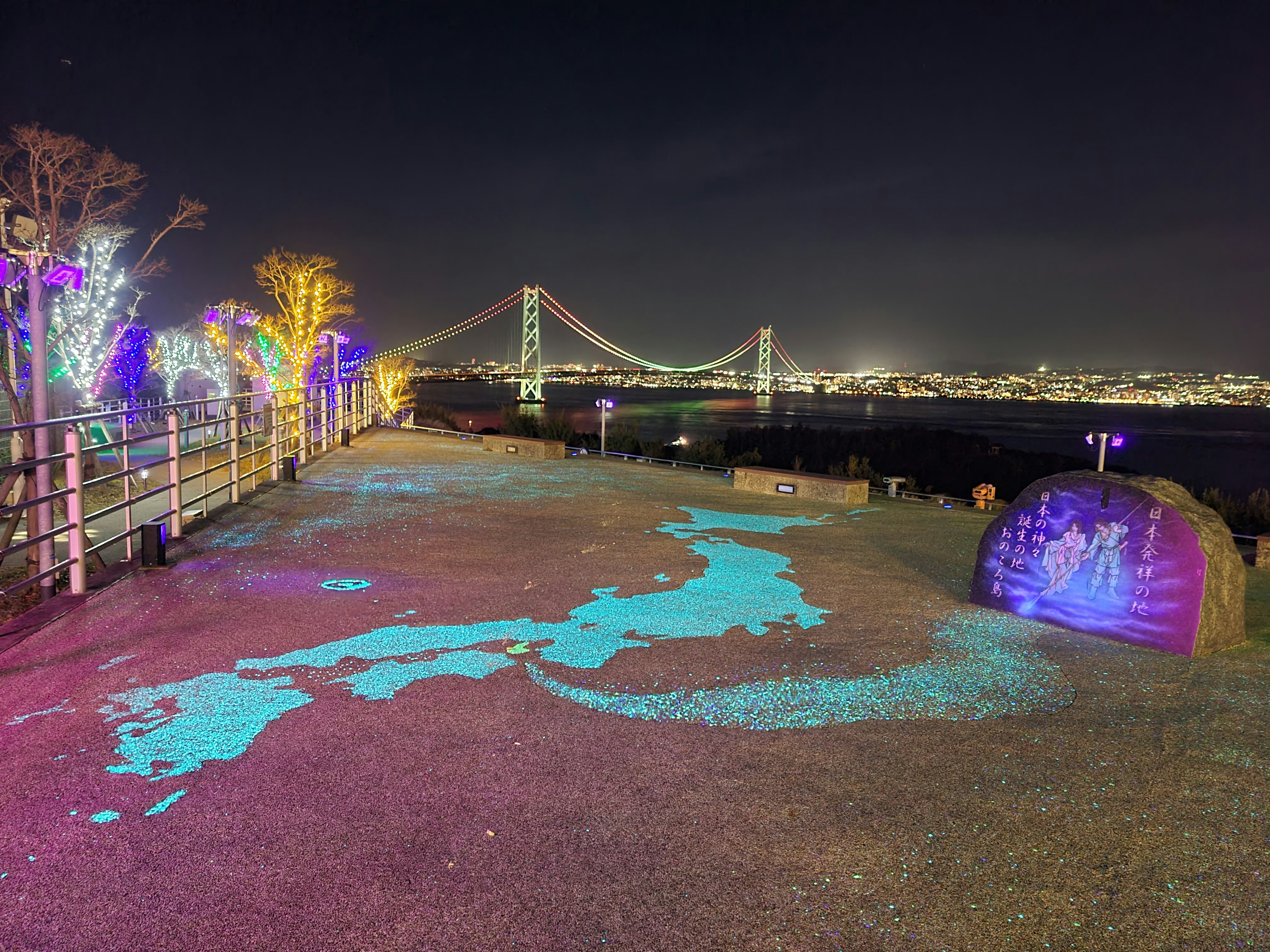 夜の海岸に映し出された日本の地図と美しい橋の景色