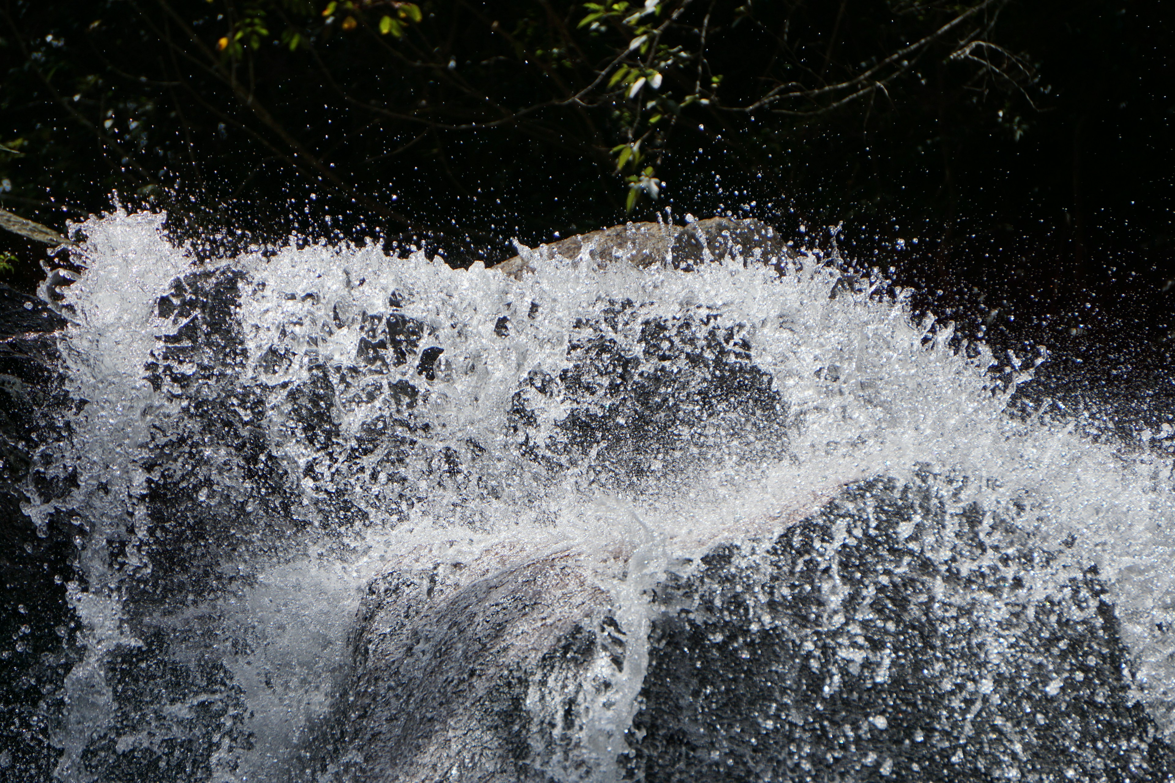 Gros plan de l'eau éclaboussant d'une cascade