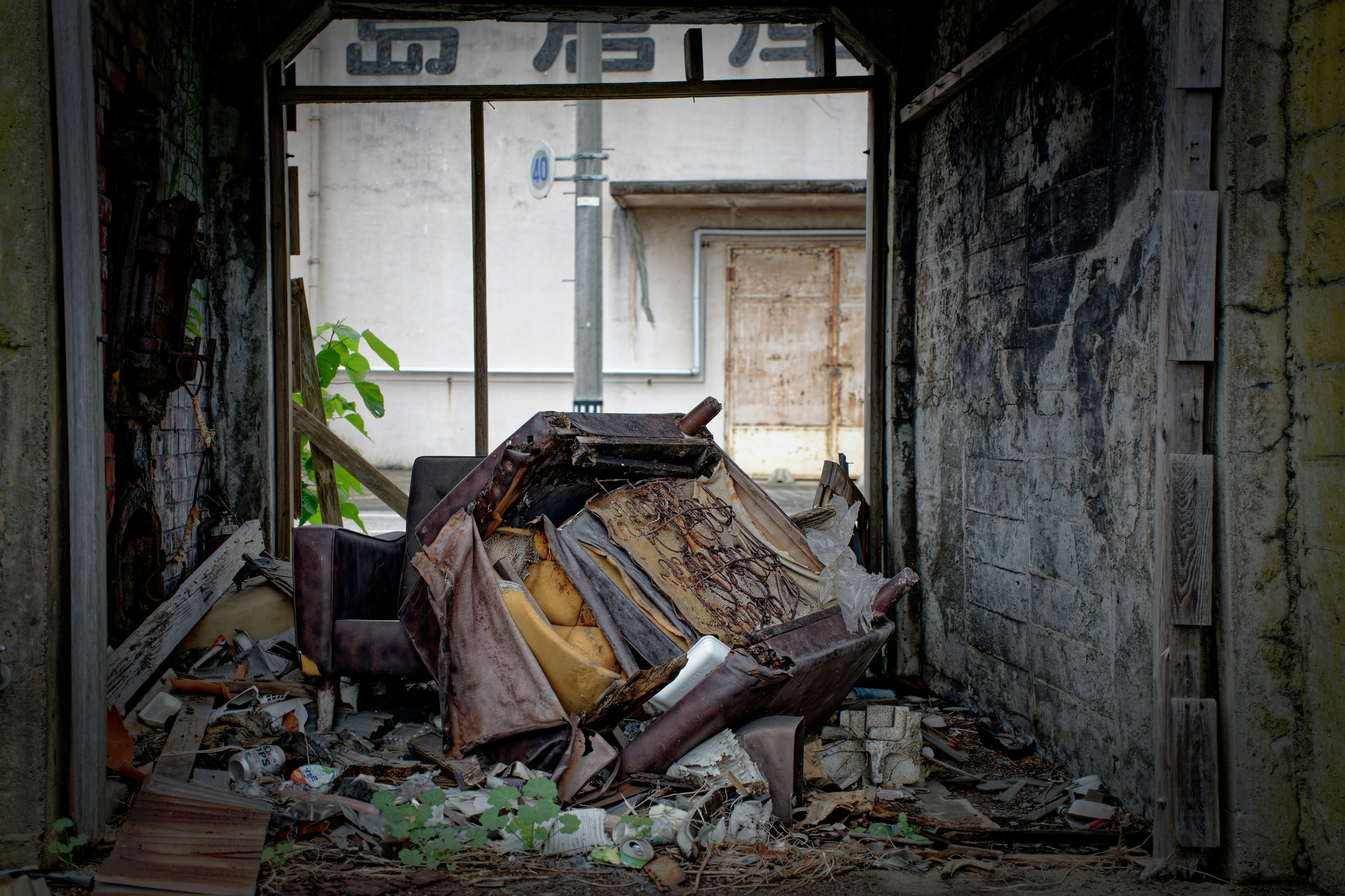 Vecchio pianoforte circondato da detriti in un edificio abbandonato