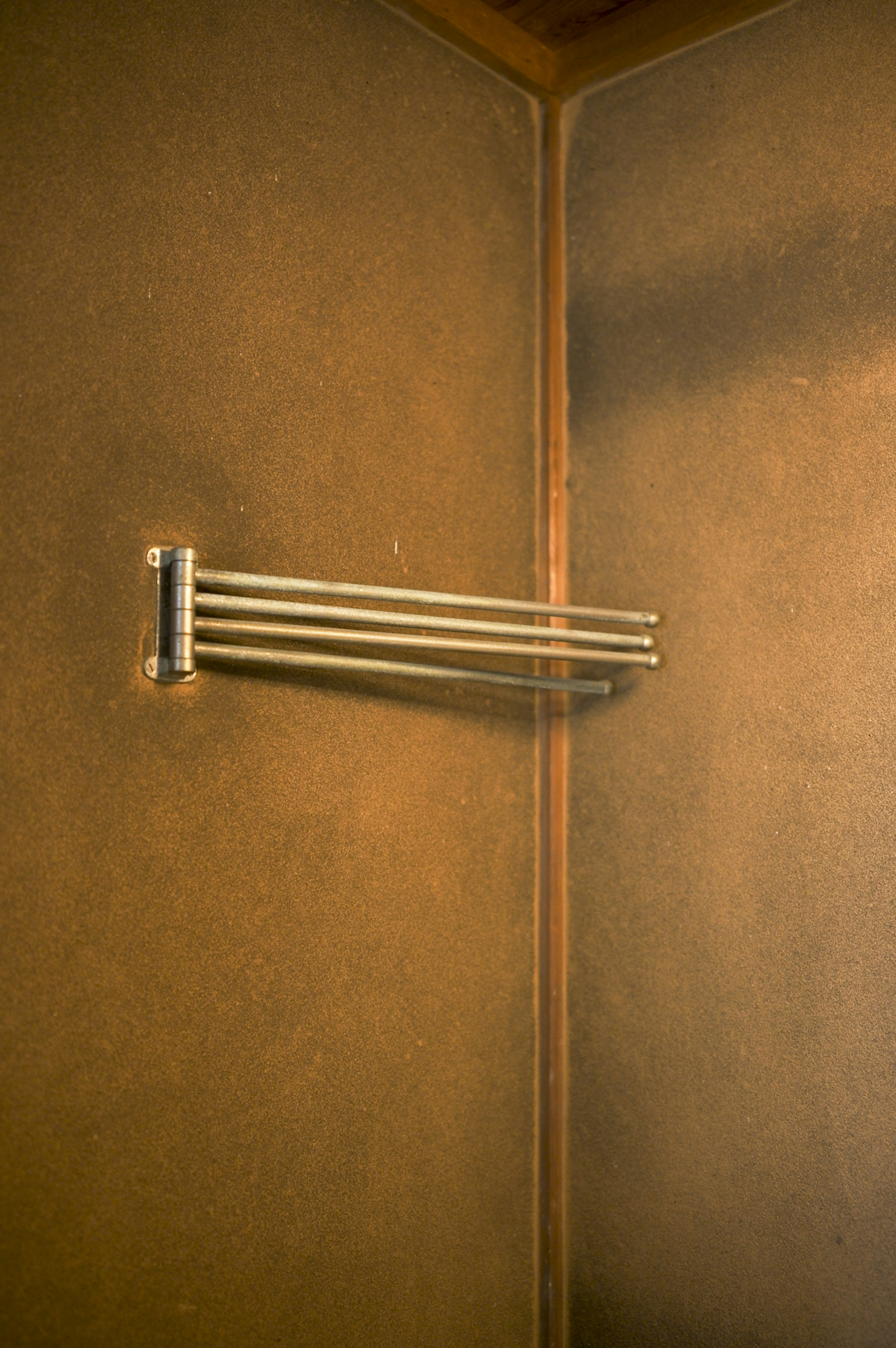 Barre à serviettes en métal installée dans un coin de douche