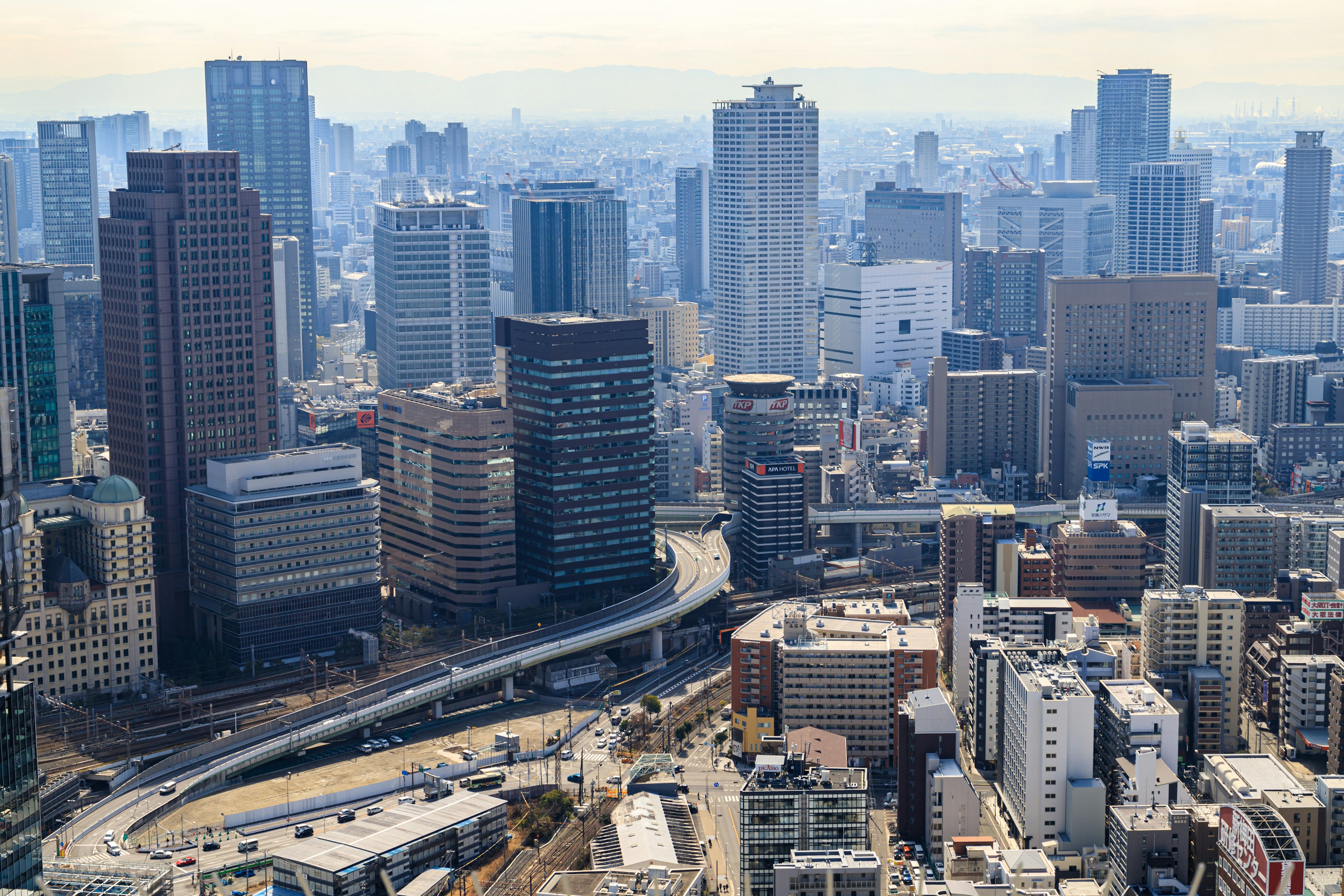 城市天際線的全景視圖包括摩天大樓和城市建築